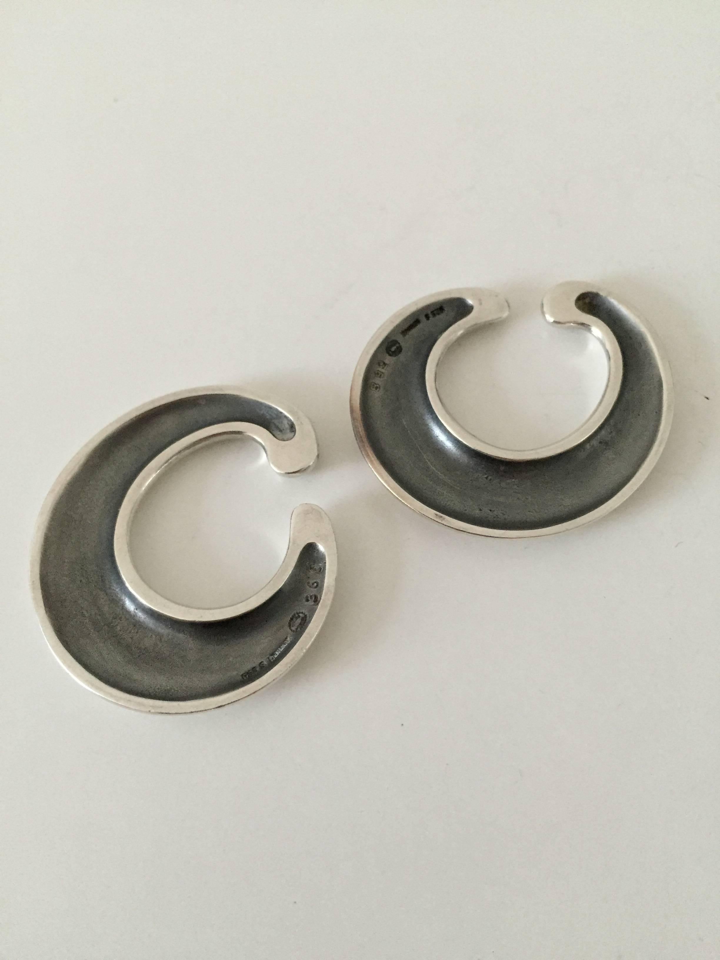 Georg Jensen sterling silver earrings #368. In good condition.

Measures 3.7 cm (1 29/64").
Weighs 21 g / 0,75 oz.

Swedish born Torun is behind some of Georg Jensens most famous jewelry designs, including 'Mobius', 'The Vivianna / Open Watch',