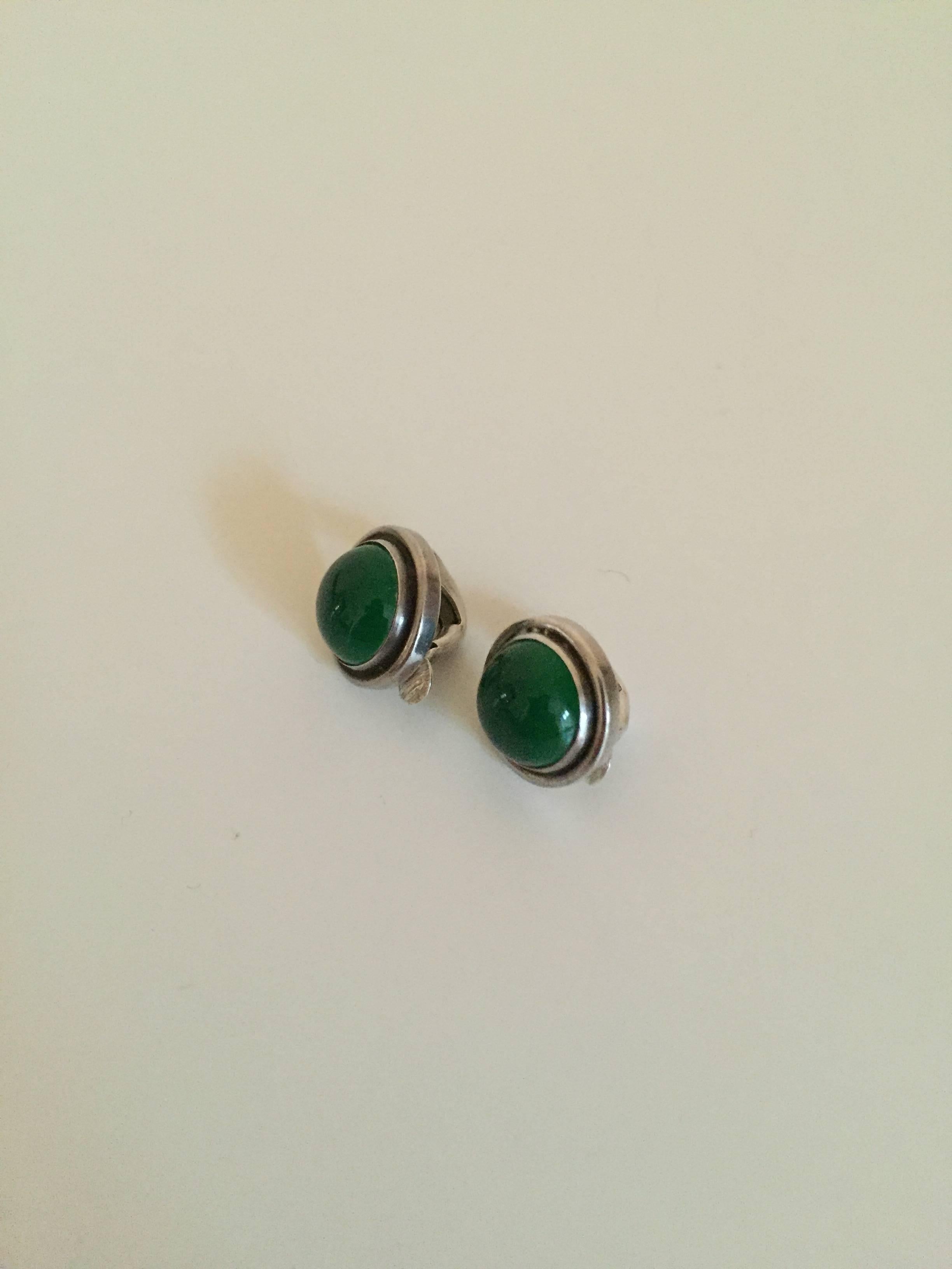 Georg Jensen sterling silver earclips #86 with green agate. Designed by Harald Nielsen. From 1945-1951.

 Measures 1.2 cm in diameter (0 15/32