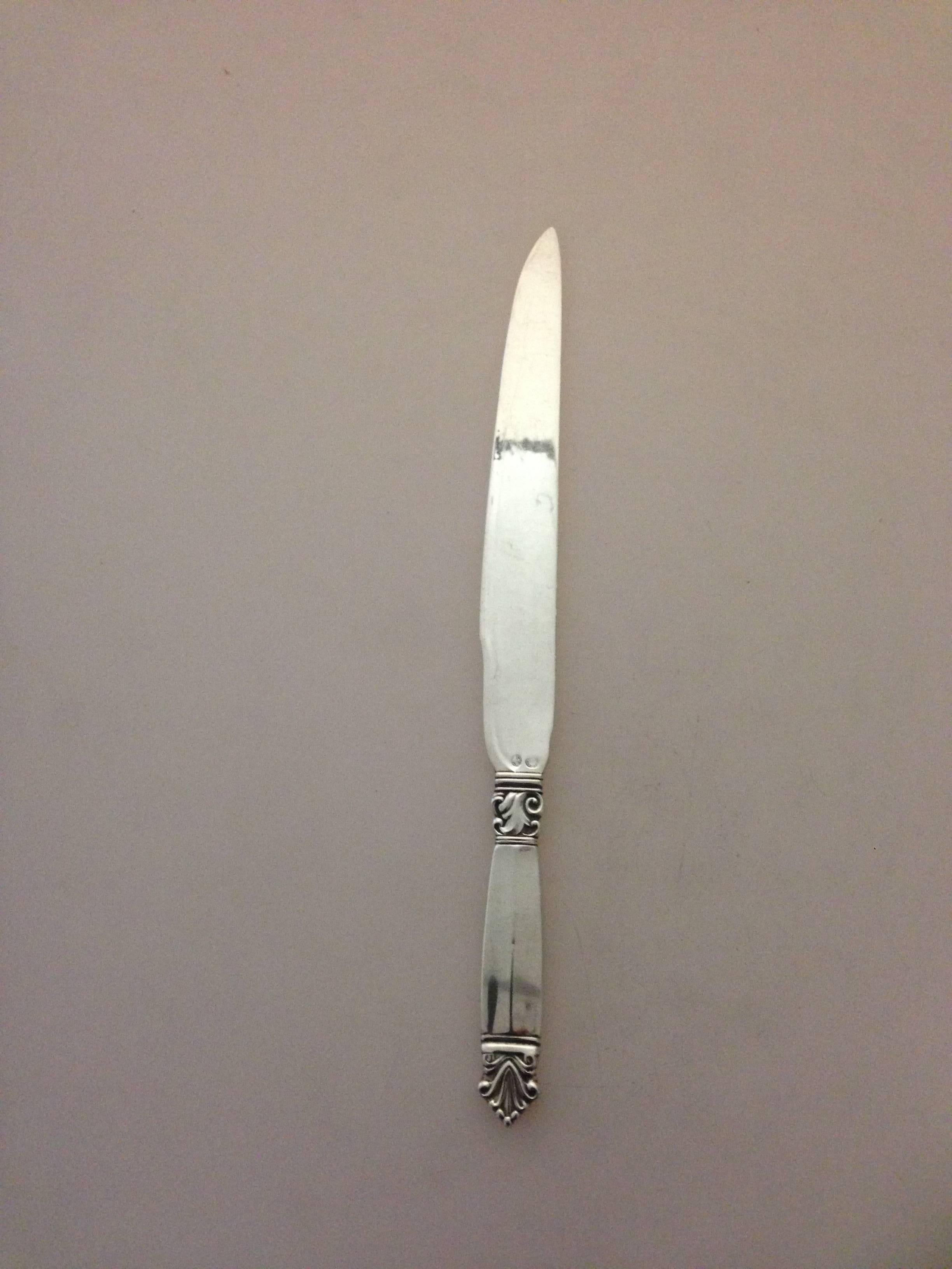 Georg Jensen acanthus large silver cake knife in full silver, rare. Measures 27.5cm / 10 4/5
