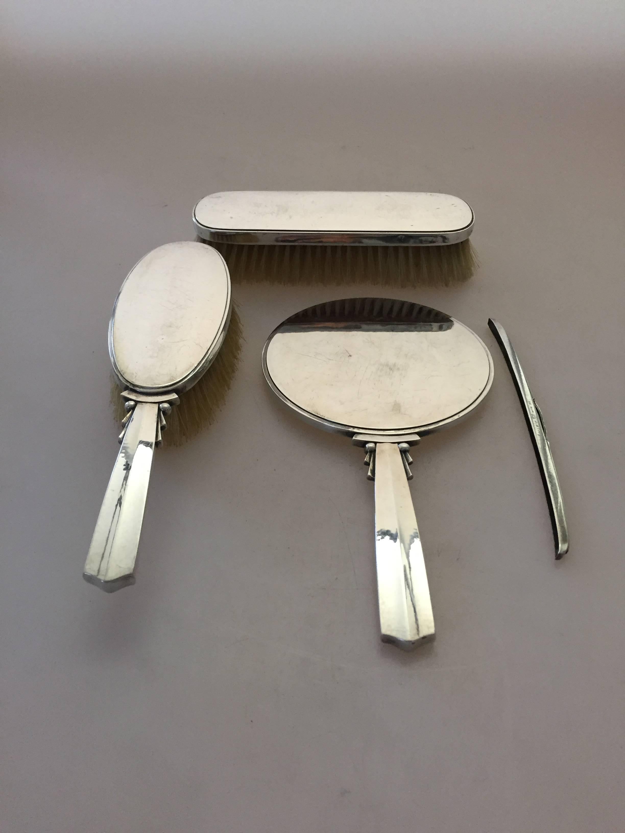 Georg Jensen sterling silver Harald Nielsen mirror, brush, handbrush and comb #134. All in good used condition. 

Mirror measures 23 cm L, brush 22.4 cm L, handbrush 17.2 cm L og cumb 16.7 L cm.