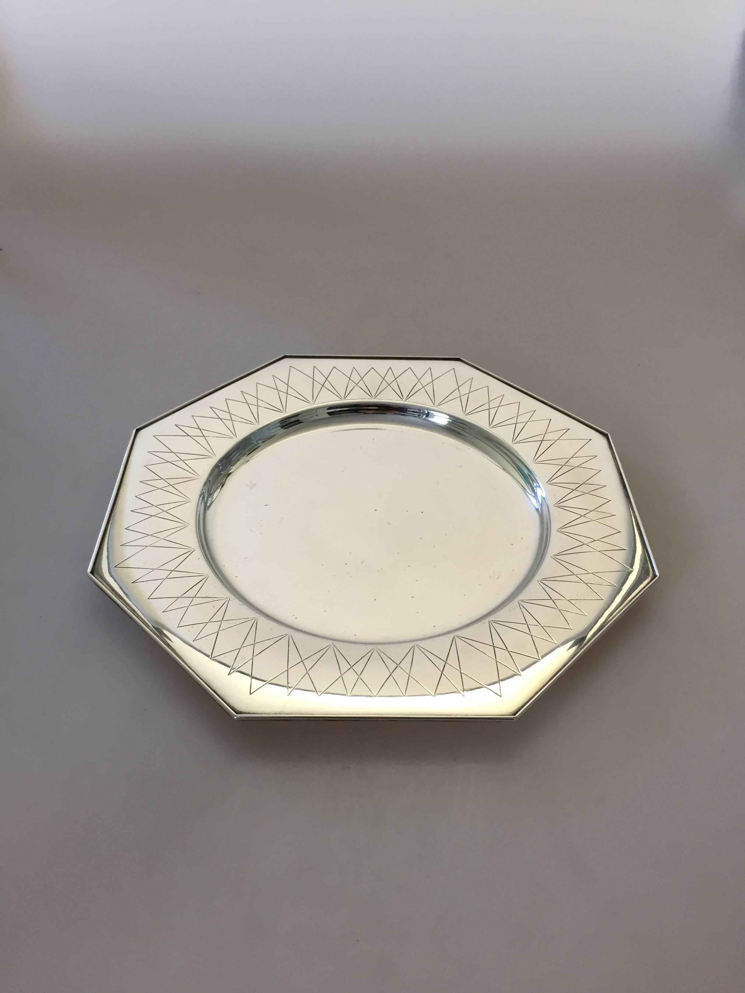 Hans Hansen sterling silver octagon shaped tray #452. Designed in 1952 by Karl Gustav Hansen.

Measures: 30 cm dia. 1.7 cm H.

Hans Hansen (1884-1940) was a Danish silversmithy. He opened his own smithy and shop in Kolding, Denmark in 1906.