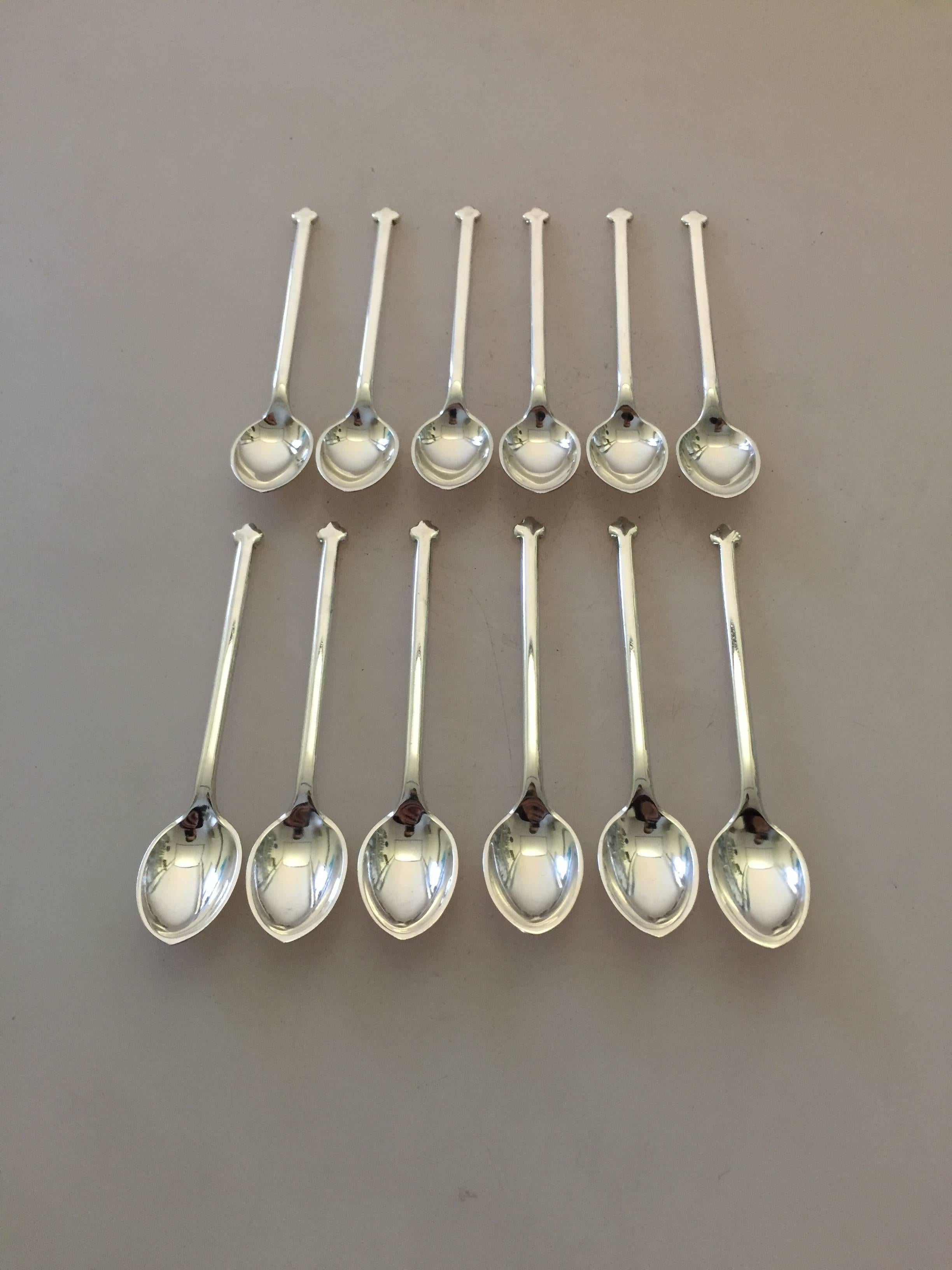 12 x Hans Hansen sterling silver coffee spoons designed by Karl Gustav Hansen. All in good condition.

Measures 10 cm L.