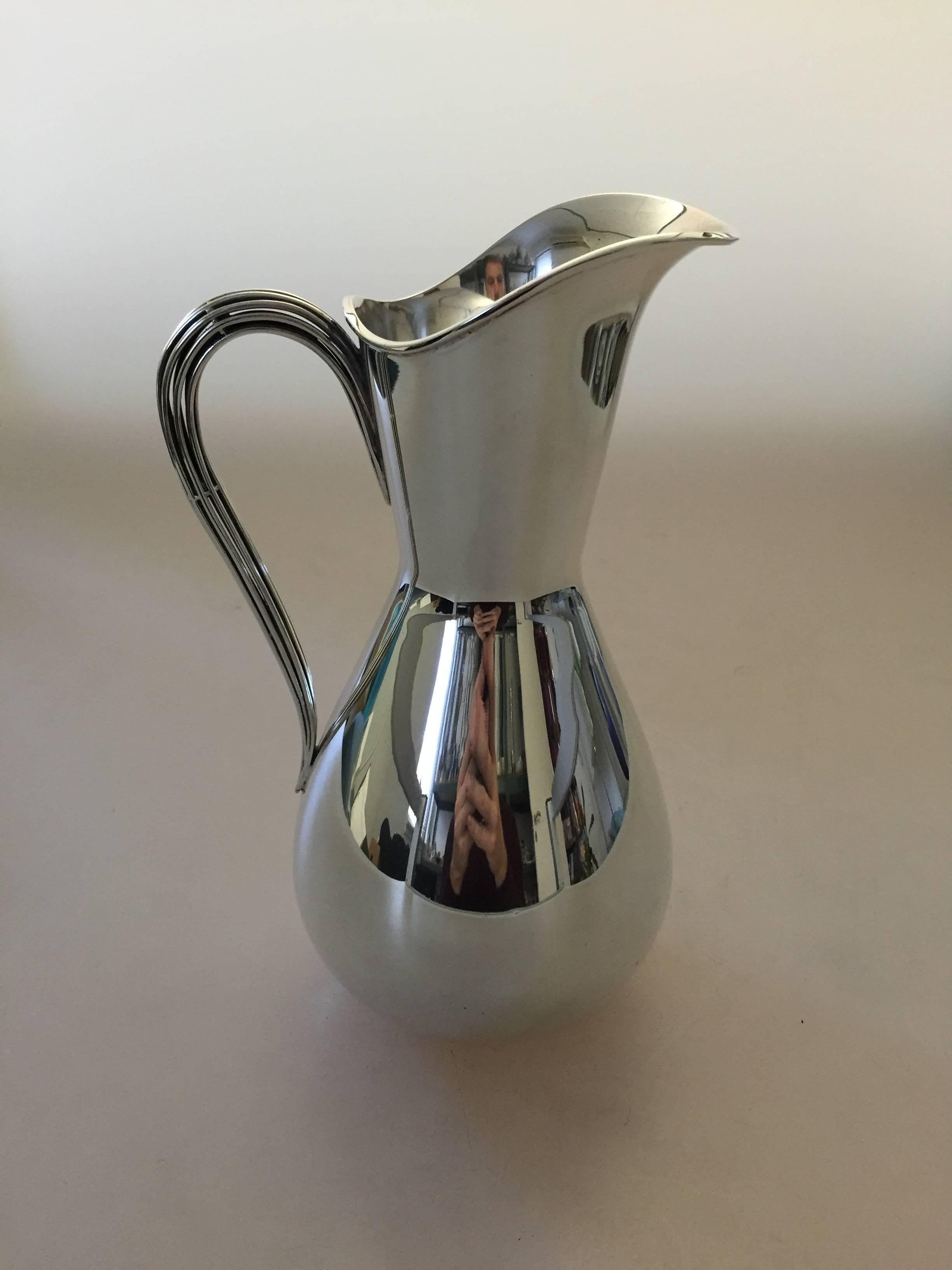 Hingelberg sterling silver pitcher by Svend Weihrauch. 

Measures 23 cm H.

Silver from Hingelbergs silversmithy where Svend Weirauch was in charge as a silversmithy and designer from 1928, was early on inspired by the most modern production