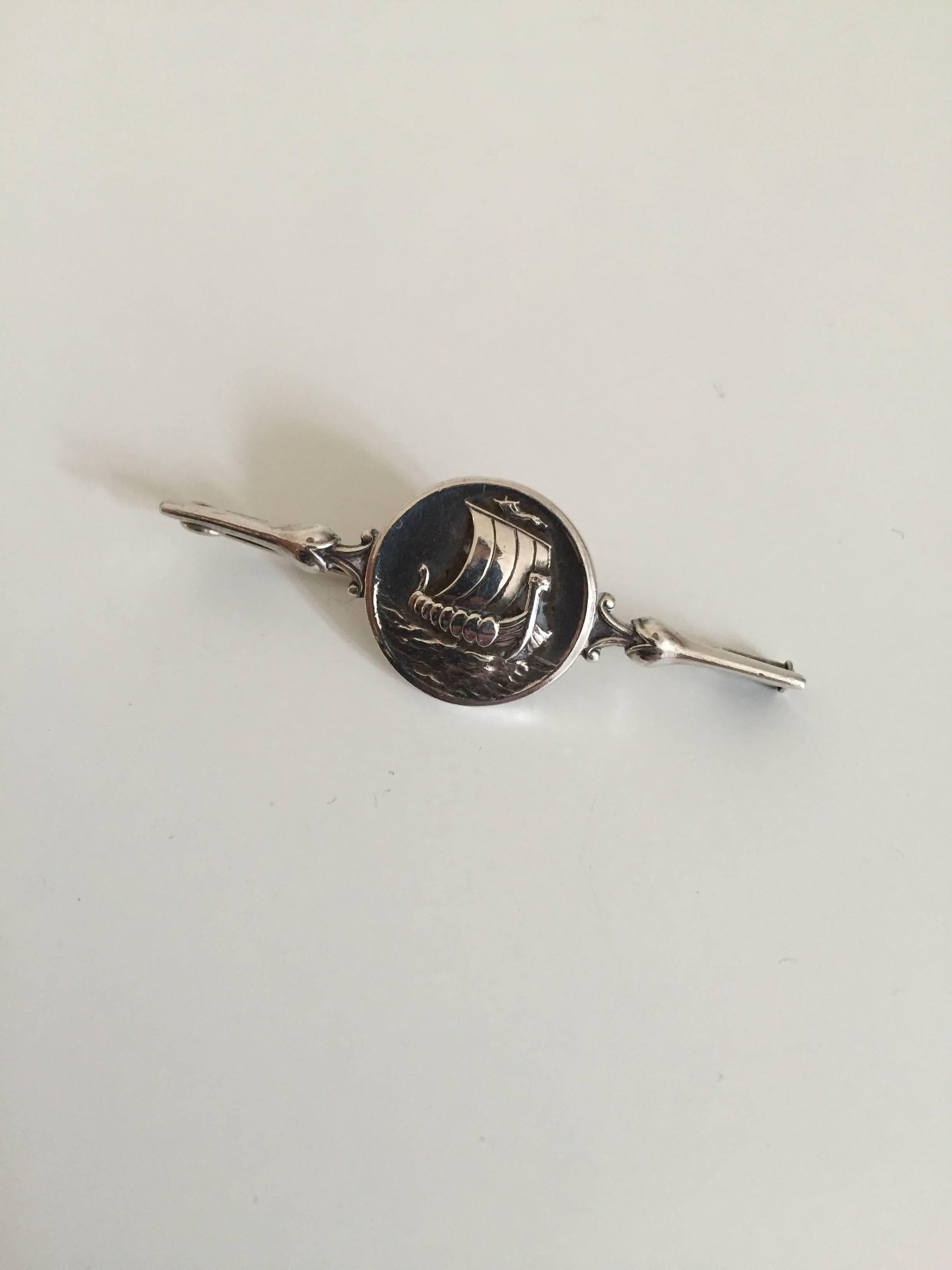 Georg Jensen sterling silver brooch #220 with motif of a Viking ship #220. Is in perfect condition. 

Measures: 5.8 cm (2 9/32