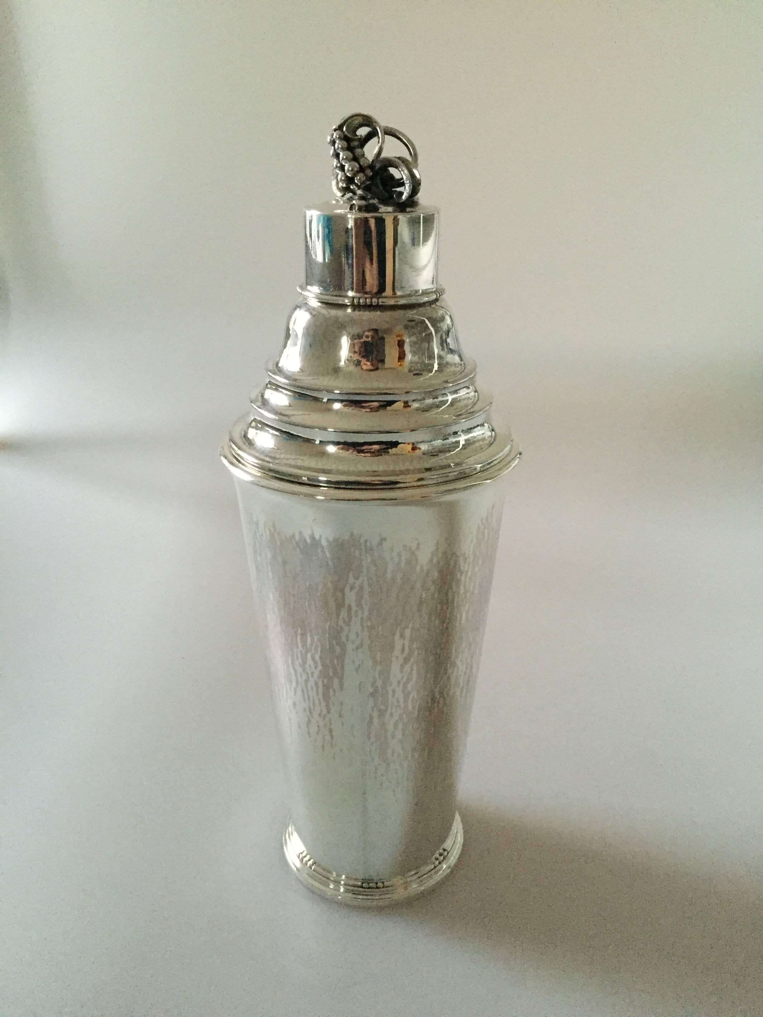 Georg Jensen sterling silver cocktail shaker from 1945-1951 by Harald Nielsen #462D. 

Measures 25.5 cm (10 3/64) H.
Weighs 580 g (20.45oz.)