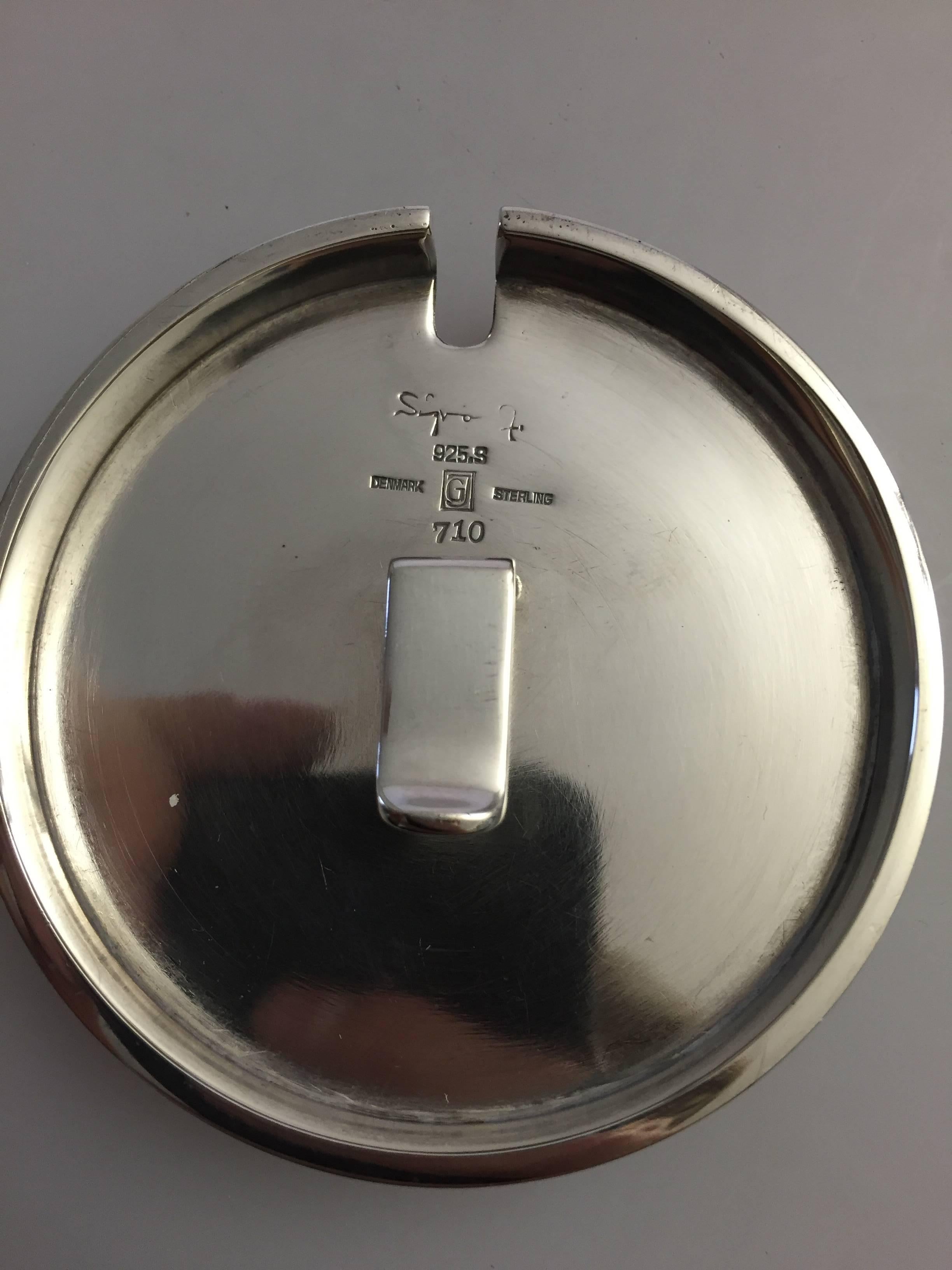 Georg Jensen Marmalade lid in sterling silver by Bernadotte #710. Measures 8.1 cm in diameter. Has a lash on the inside of the lid, so the lid can be hung on the jar. Marked with Berndottes signature, Denmark, sterling, 925S and GJ in a box for