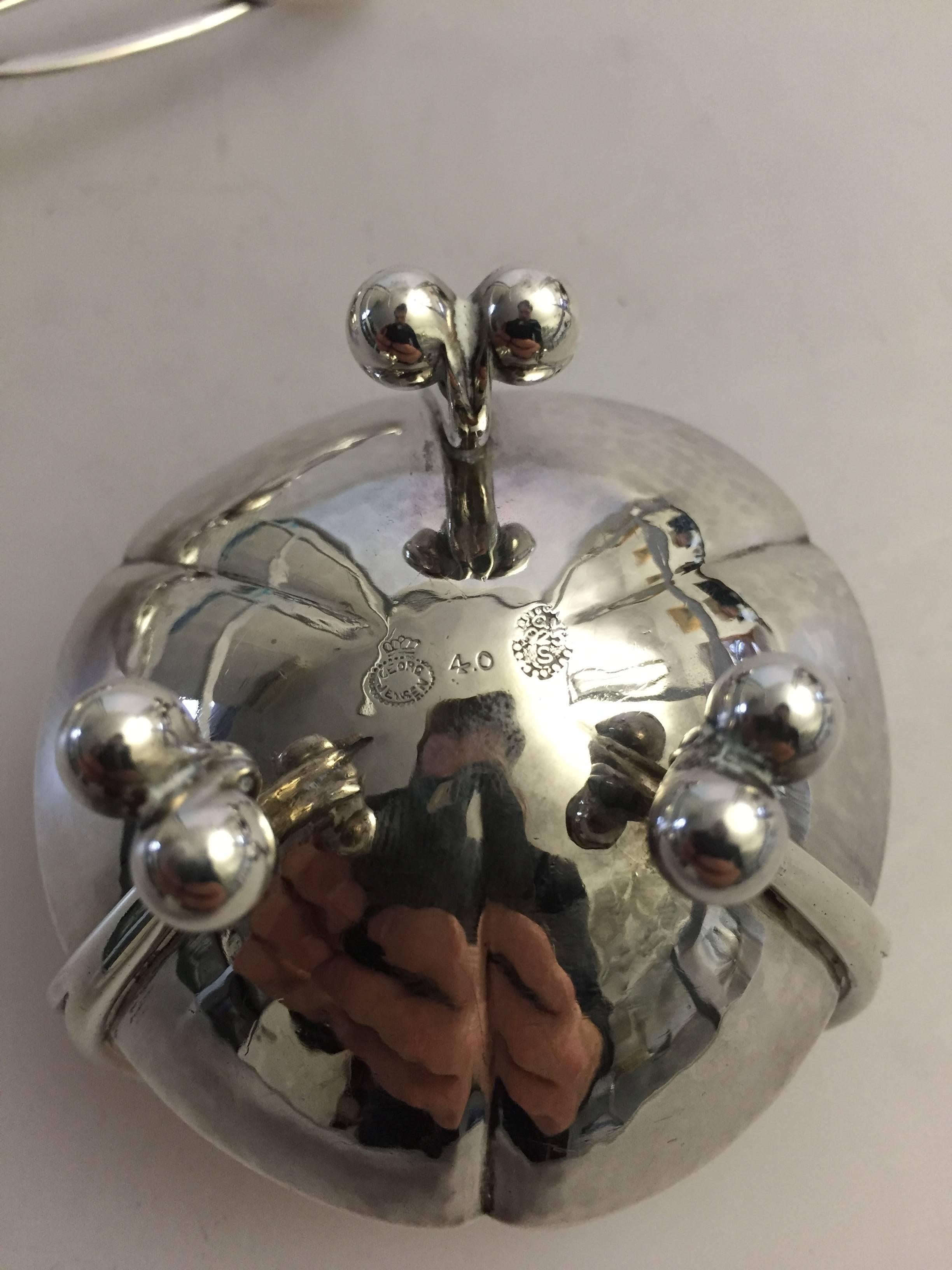 Georg Jensen sterling silver blossom teastrainer and holder #40. With marks from 1925-1982.

Strainer measures 14.5 cm L.
