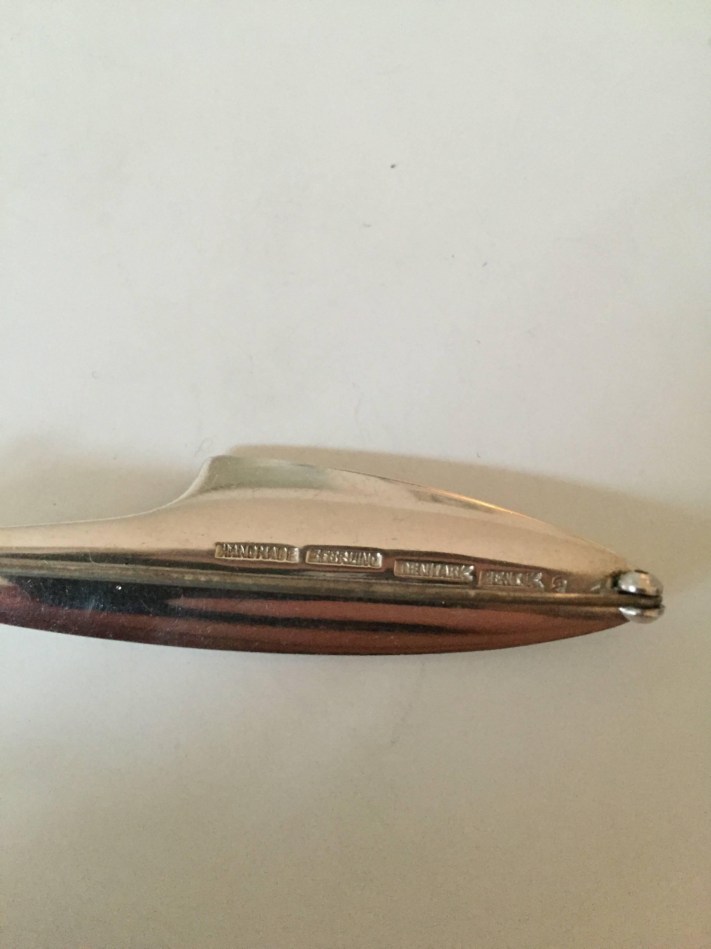 Bent Knudsen sterling silver brooch #2.

Measures: 7.3 cm L.
Weighs 18.3 g / 0.64 oz.