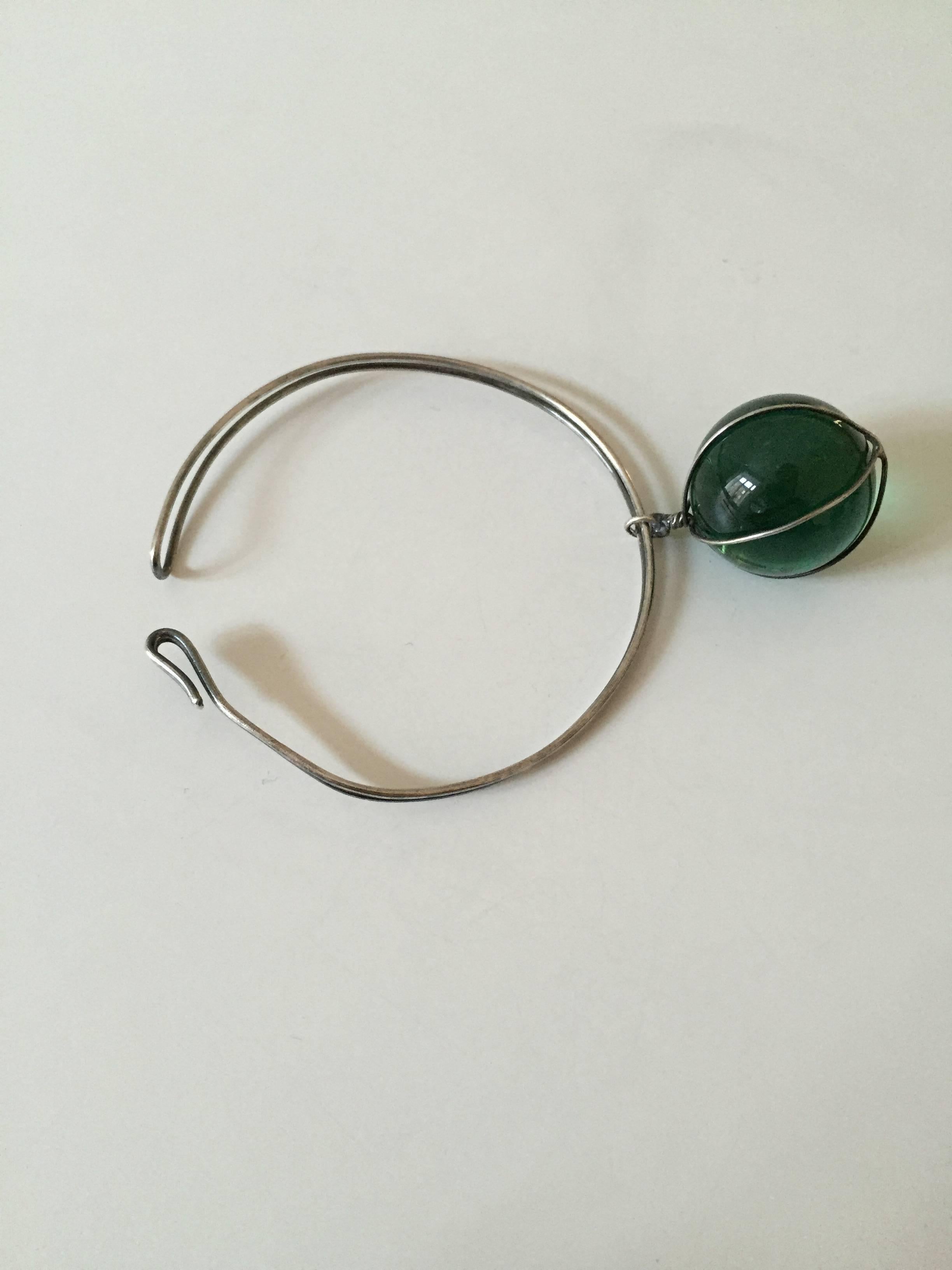 Bent Knudsen bracelet in sterling silver and with green glass ball. 

Weighs 25.7 g / 0.90 oz.

 