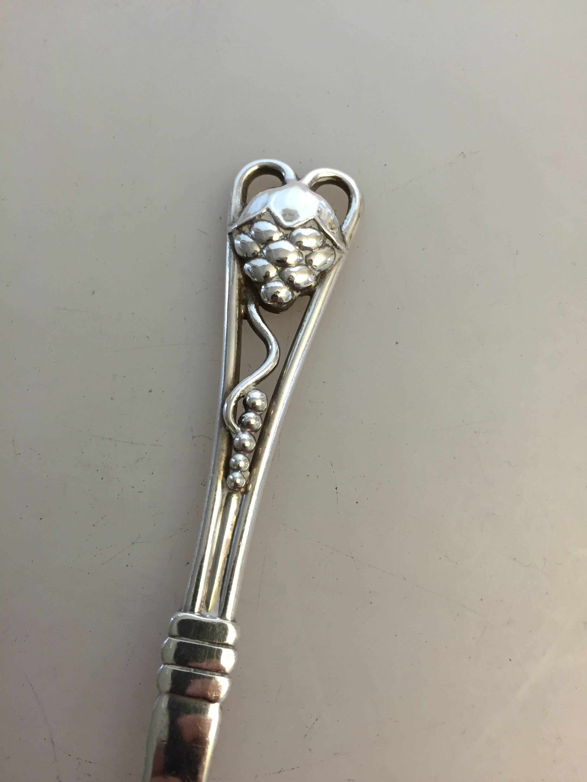 Georg Jensen 830 silver serving fork #72. From 1915-1930. 

Measures: 18 cm L.
Weighs 2.10 oz / 59 g.