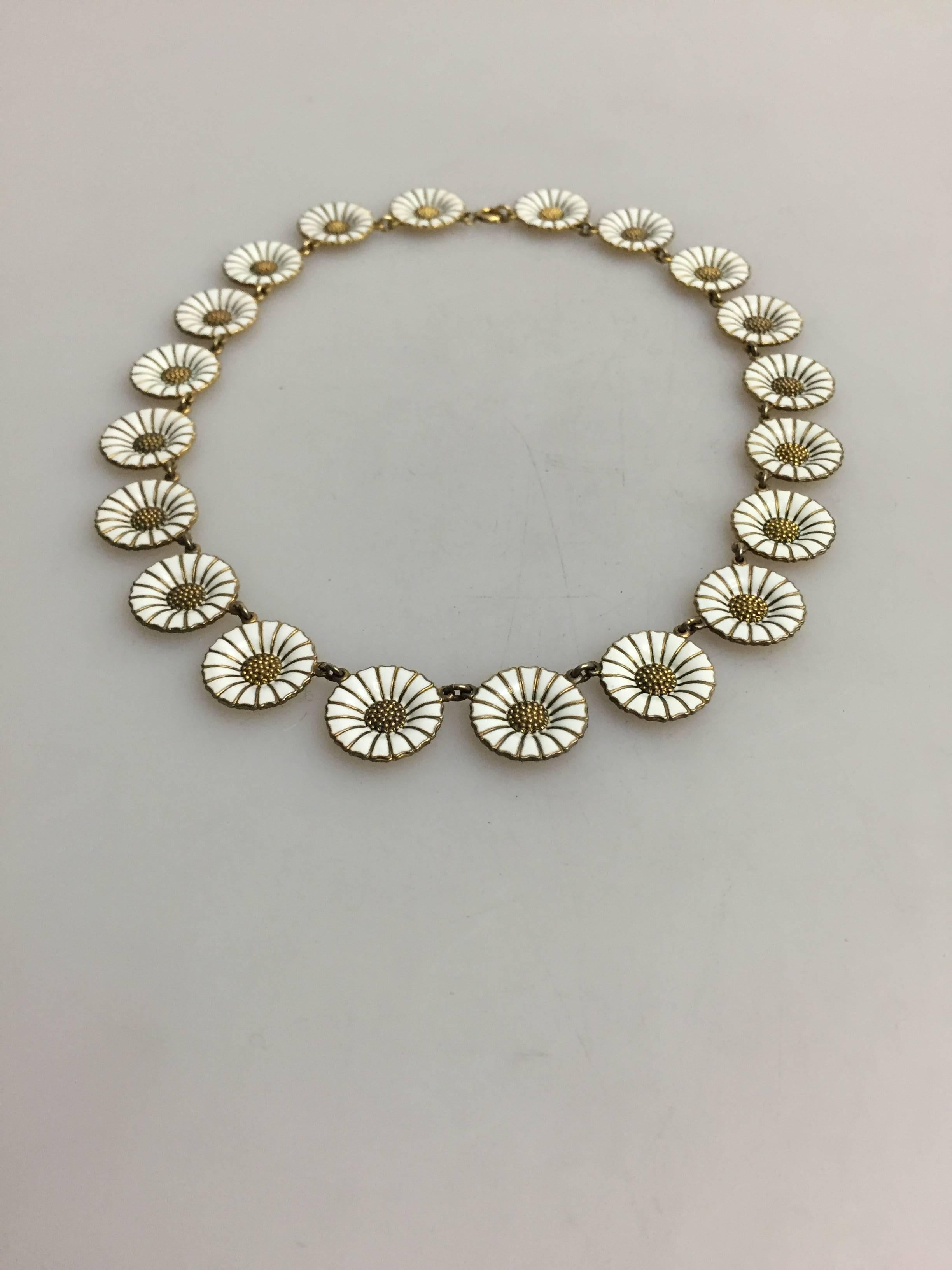 Anton Michelsen Daisy necklace in gilded sterling silver and enamel.

 Measures: 40 cm L. 1.7 cm W.
 Weighs 53 g / 1.85 oz.