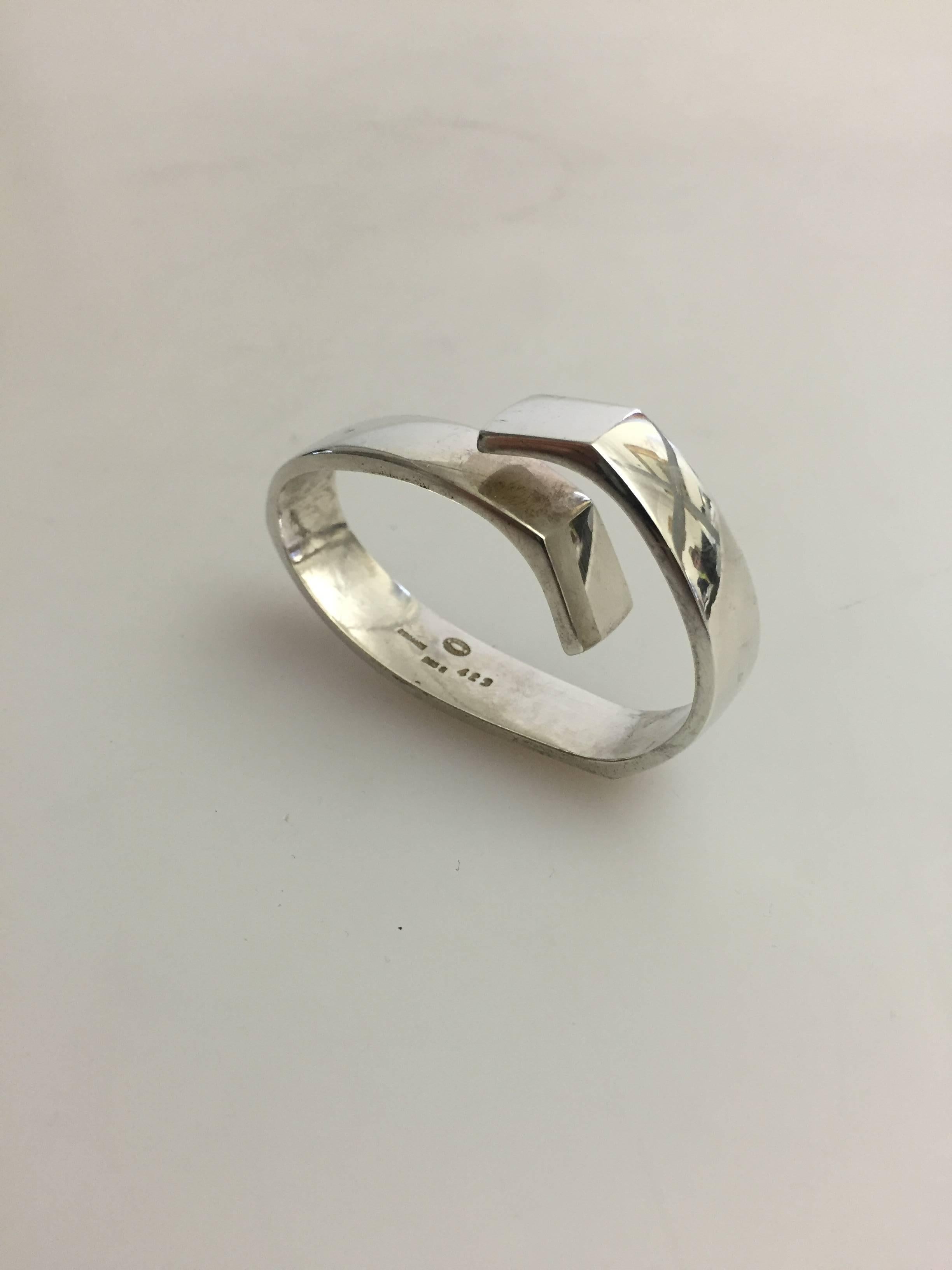 Georg Jensen sterling silver napkin ring #423.

 Measures: 5.5 cm x 3.5 cm (2 11/64