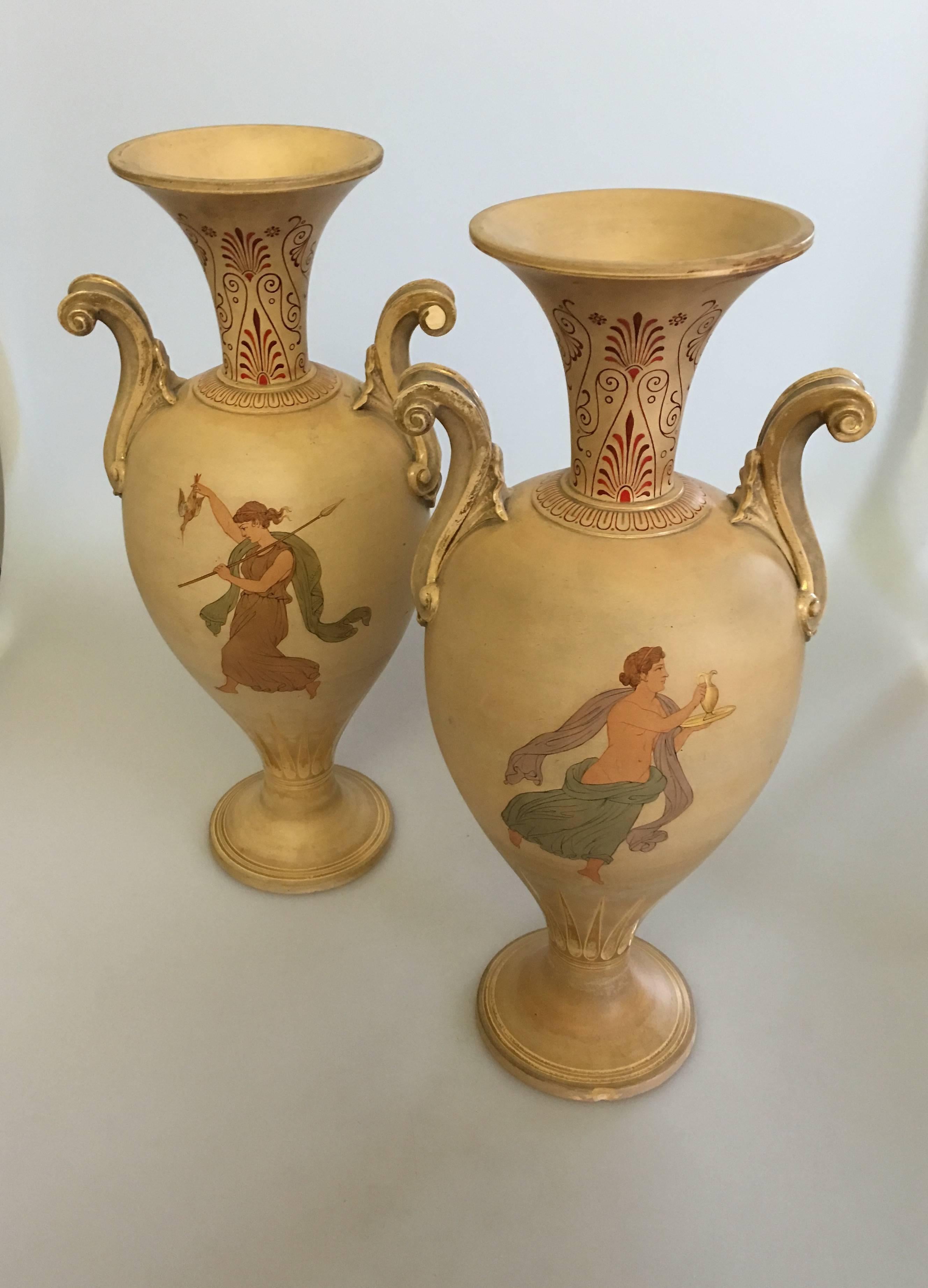 Paar große griechische Vasen von P. Ipsen mit farbigen figurativen Motiven aus der Mythologie. Jede Vase hat einen Chip als kleinen Chip, wie auf zusätzlichen Fotos sichtbar. Peter Ipsen (1815-1860) war ein Porzellanmacher in der Fabrik von Royal