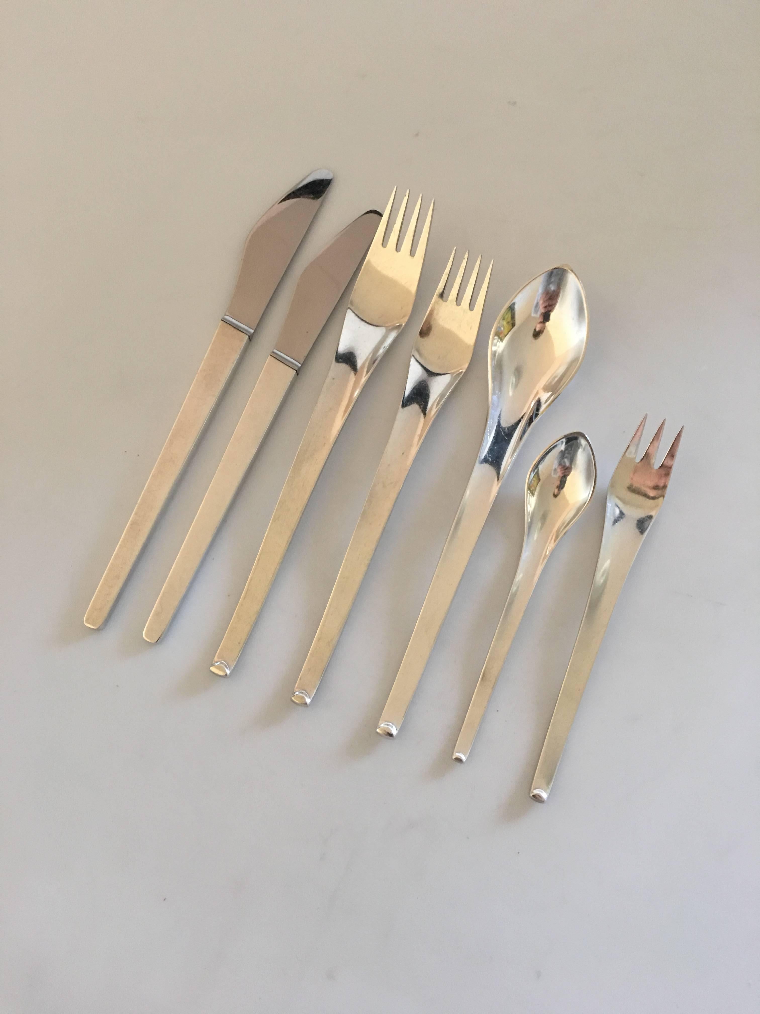 Hans Hansen line sterling silver flatware set for 12 Pers of 84 pieces. Consists of the following pieces; 

12 dinner knives 20.6 cm L (8 7/64