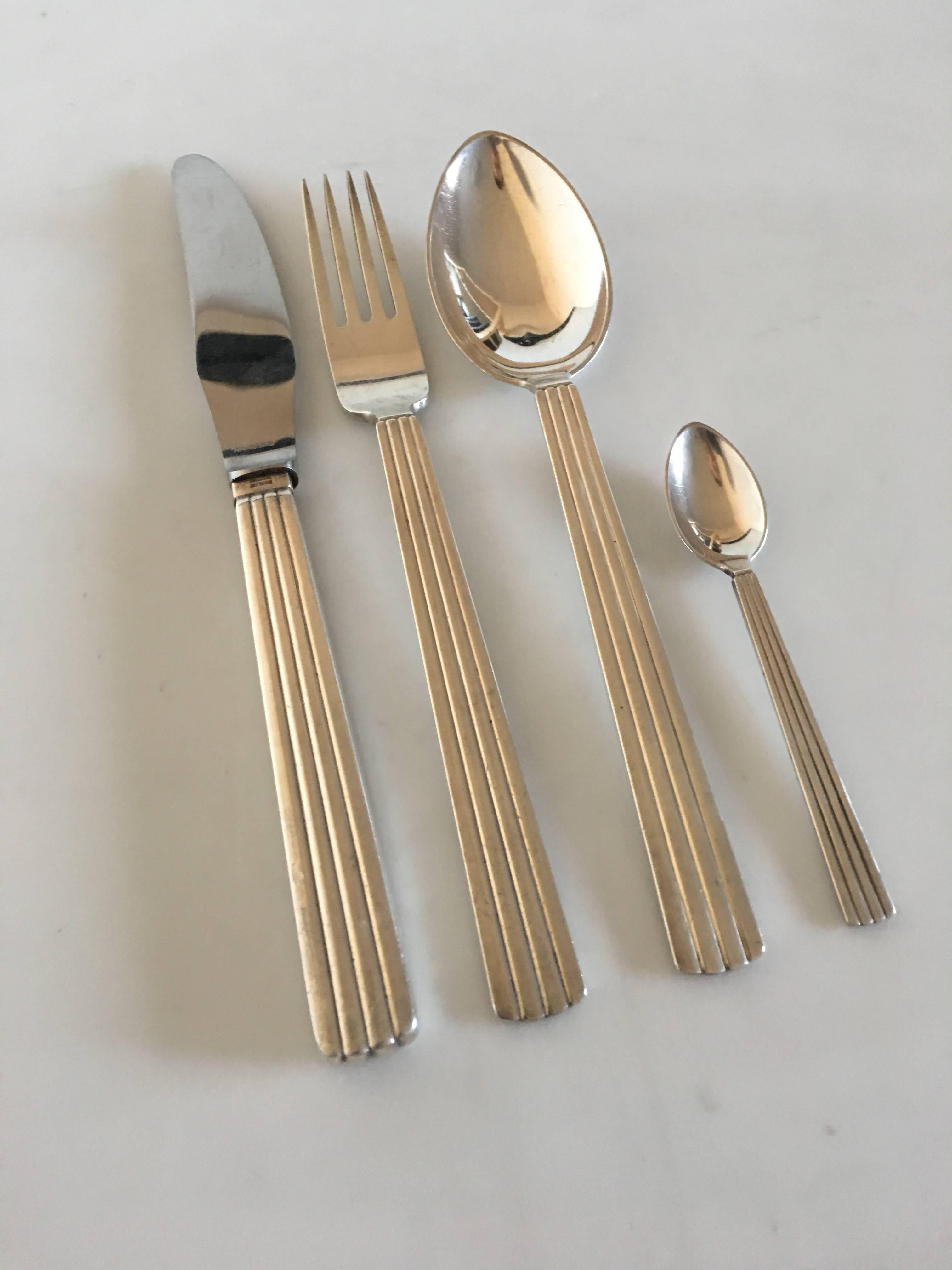 Georg Jensen sterling silver Bernadotte flatware set for 12 people. All pieces with marks from 1933-1945. The set consists of the following pieces: 

12 x dinner knives 21.5 cm L (8 15/32