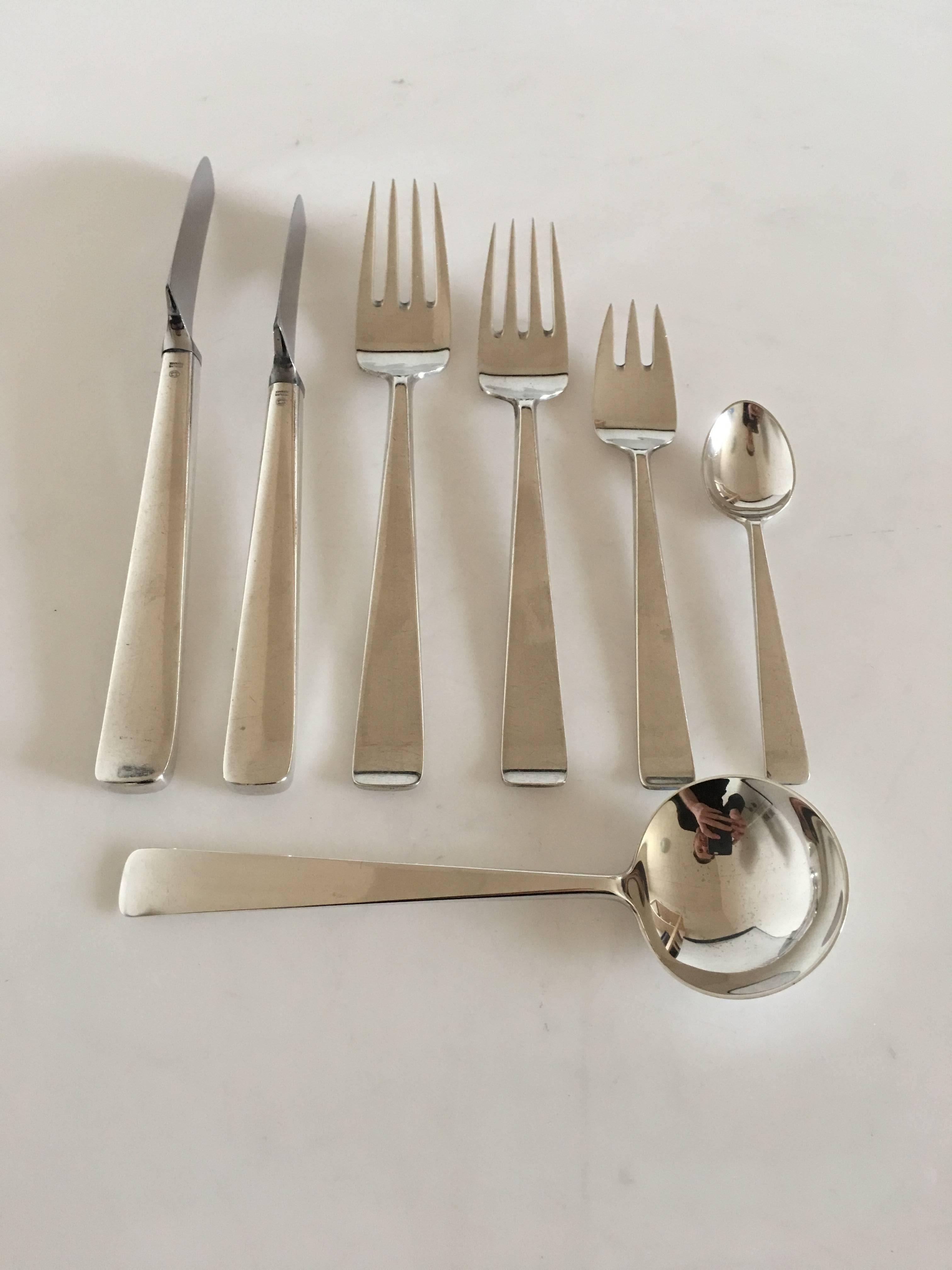 Georg Jensen sterling silver Margrethe cutlery or flatware set for six people. 40 pieces. The set consists of the following pieces; 

Six dinner knives 20.6 cm L (8 7/64