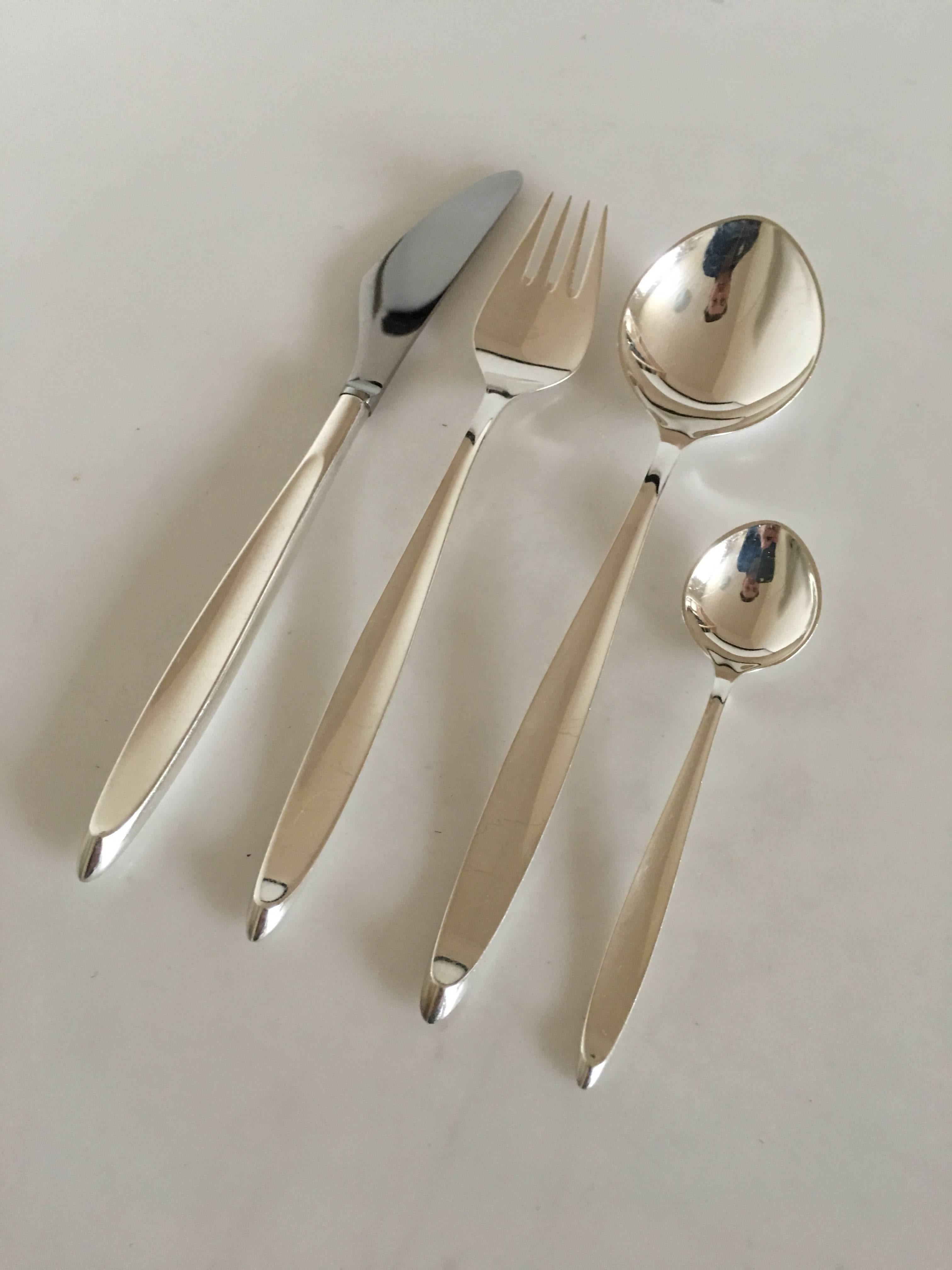 COHR sterling silver mimosa flatware set for six people, 24 pieces. The set consists of the following pieces: 

Six x Dinner Knives 21.5 cm L 
Six x Dinner Forks 19.5 cm L. 
Six x Dinner Spoons 19.5 cm L.
Six x Tea Spoons 12 cm L. 

All the
