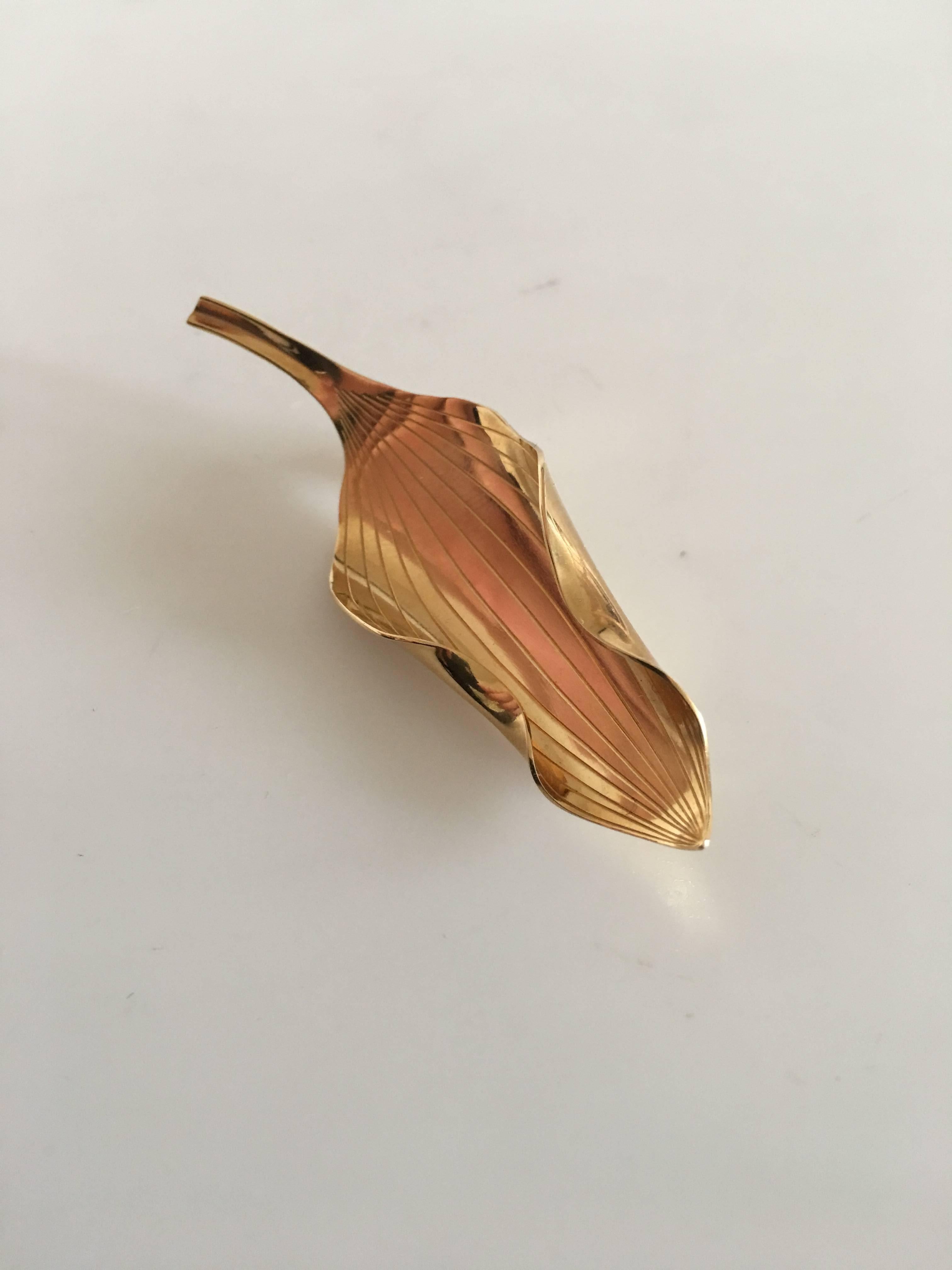Anton Michelsen leaf shaped brooch in 18-karat gold designed by Gertrud Engel. 6.5 cm L (2 9/16