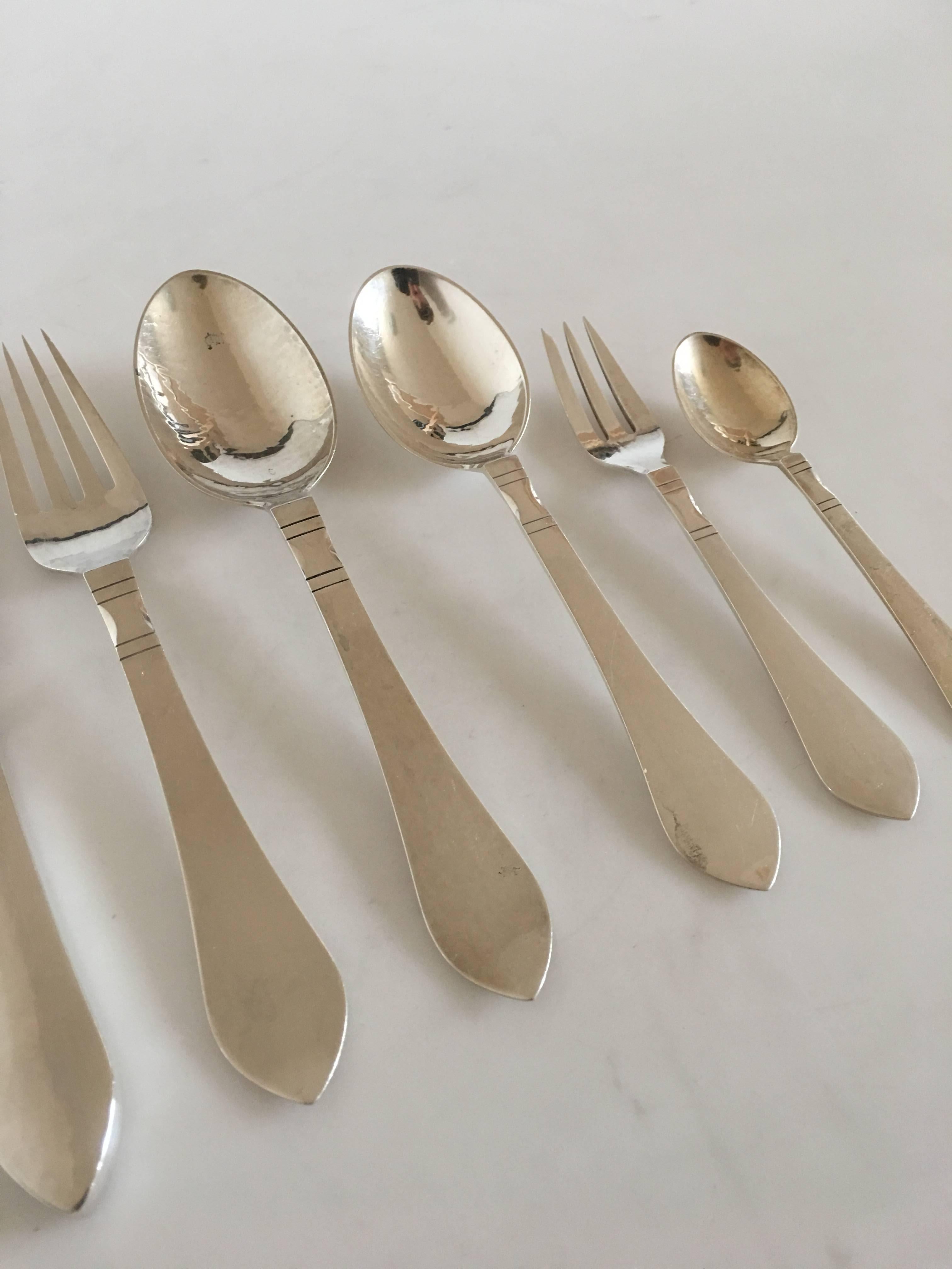 Georg Jensen sterling silver continental flatware set for 12 People. 65 pieces. The set consists of the following pieces: 

12 dinner knives with long handle 22.5 cm l (8 55/64