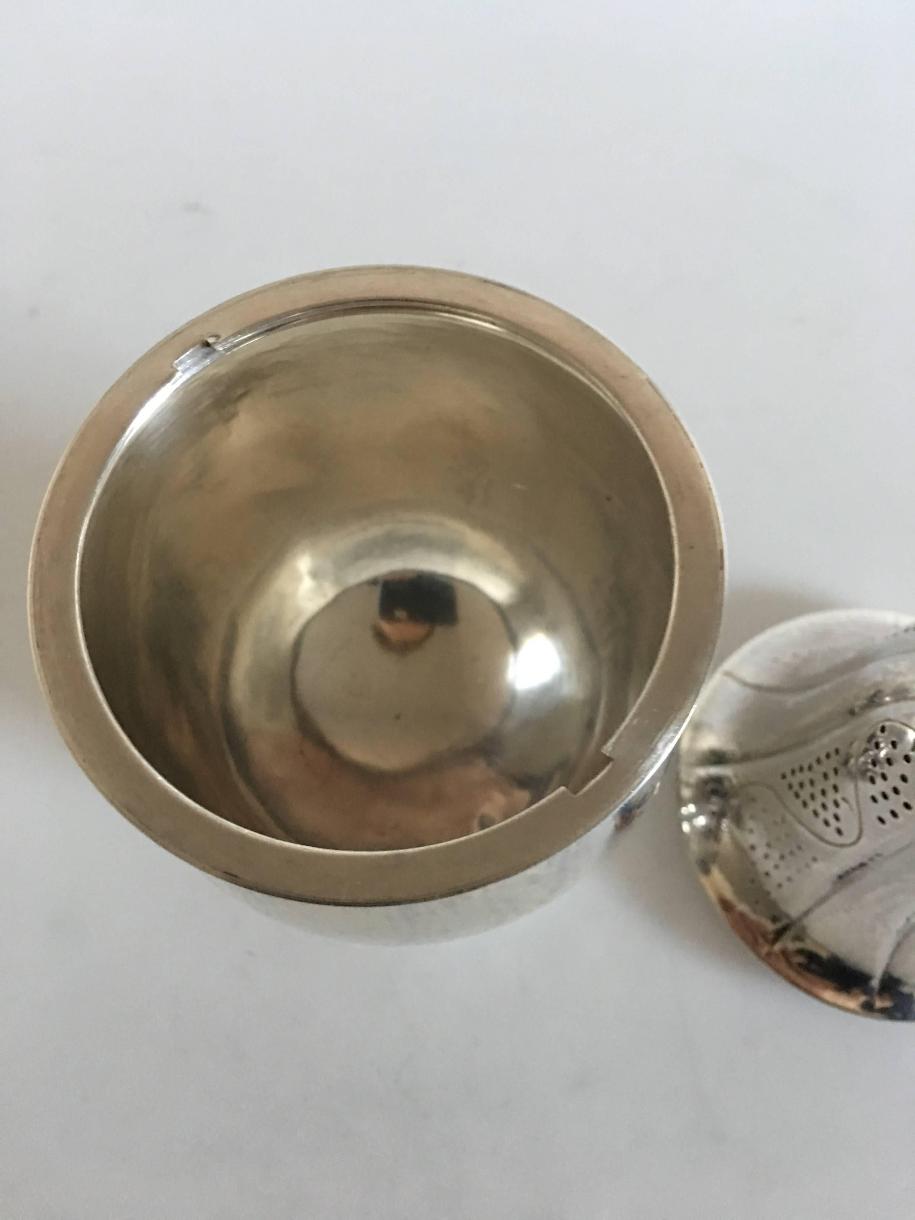 Georg Jensen sterling silver grape sugar caster #296, from 1933-1944. Measures: Weight 264 grams (9.35 oz). 18 cm tall (7 3/32