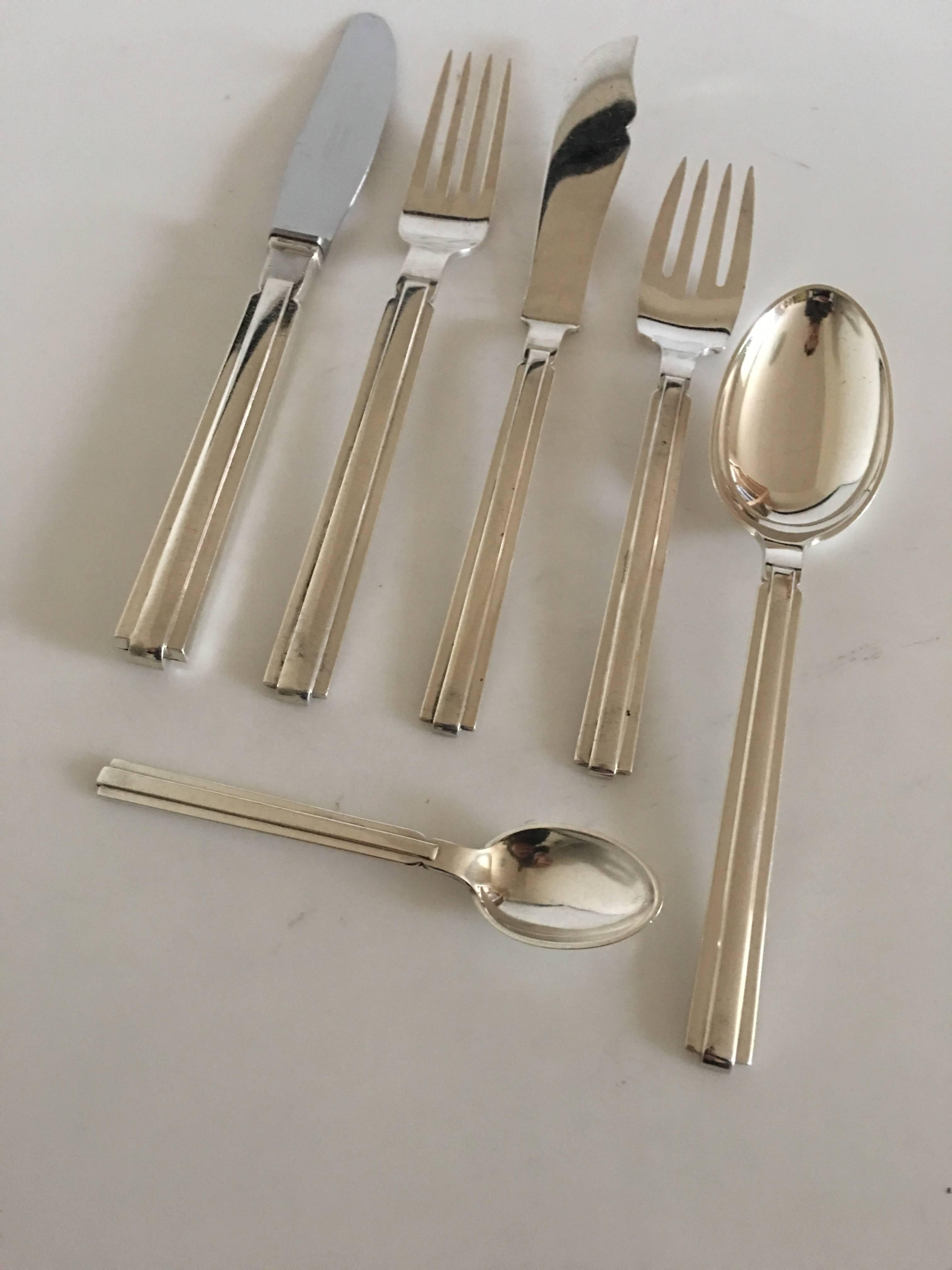 Hans Hansen Arvesølv No. 18 flatware set for eight People. 48 pieces in sterling silver. The set consists of the following items; 

Eight dinner knives 22 cm L (8 21/32