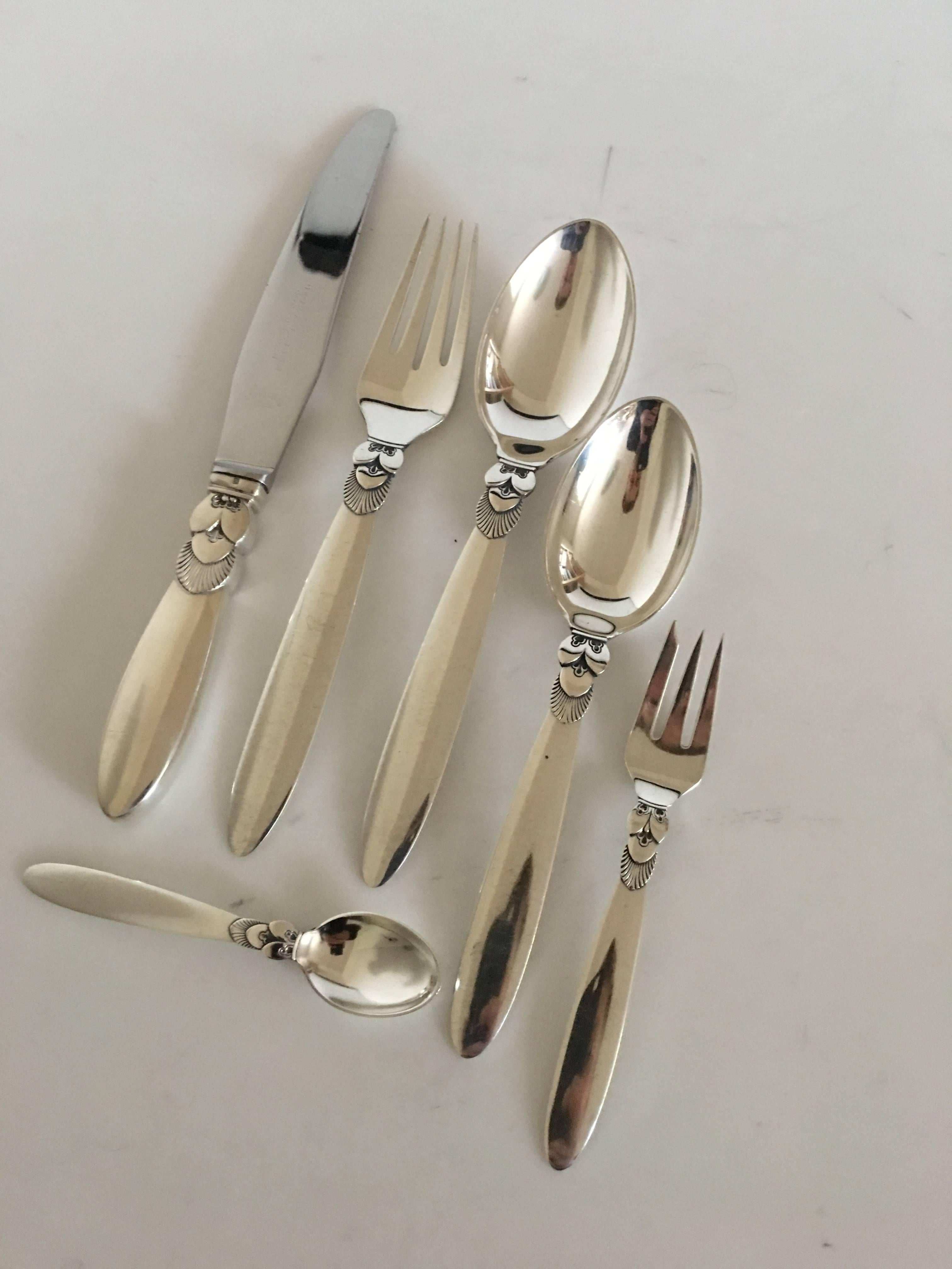 Georg Jensen sterling silver cactus flatware set for 12 People. 72 pieces. Design by Gundorph Albertus, 1930.

The set consists of the following items: 

12 x dinner knives no. 013 22.9 cm L (9 1/64
