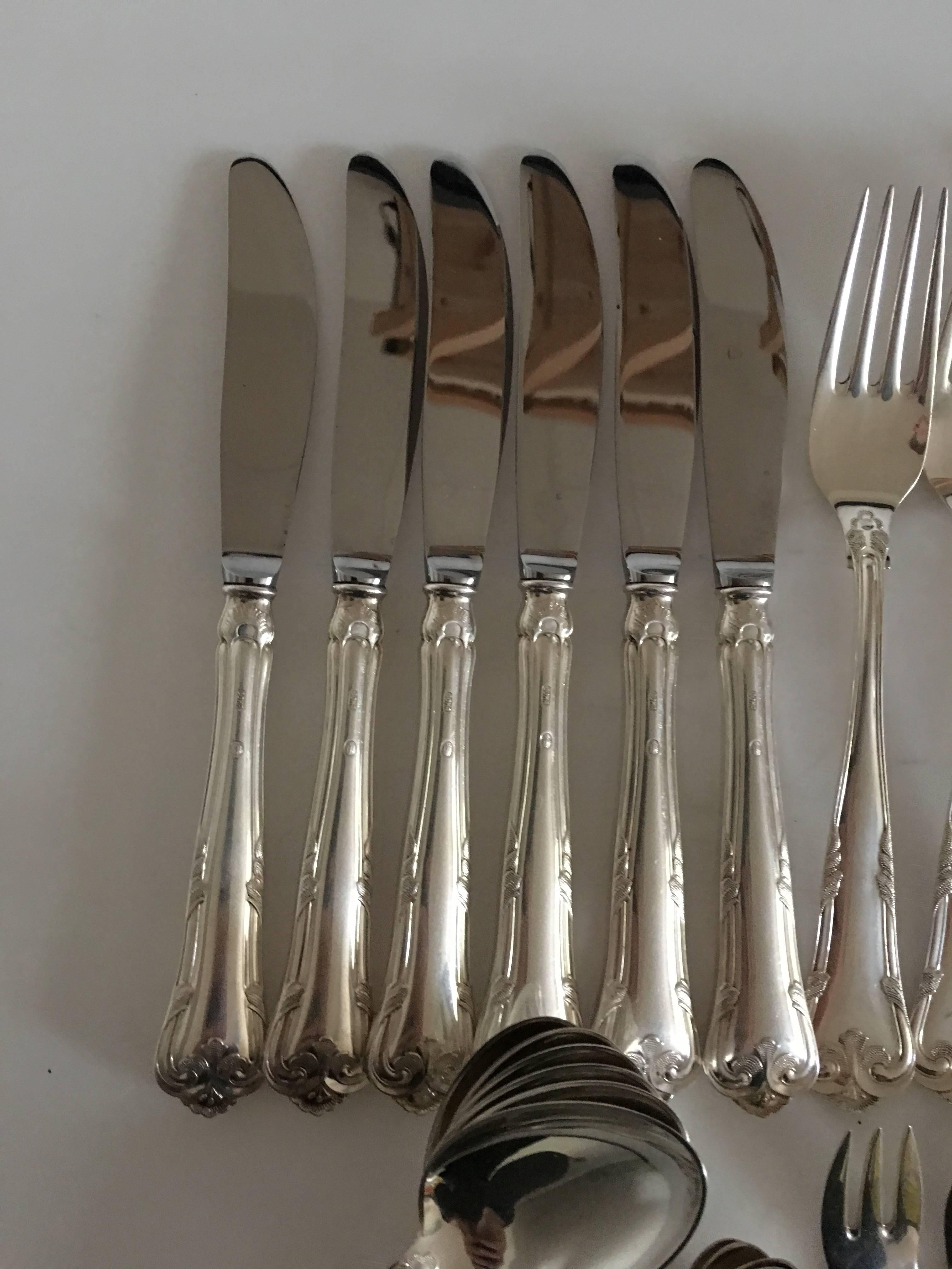 Herregaard Cohr silver flatware set for six people. 30 pieces.

The set consists of: 

Six knives 20.5 cm L (8 5/64