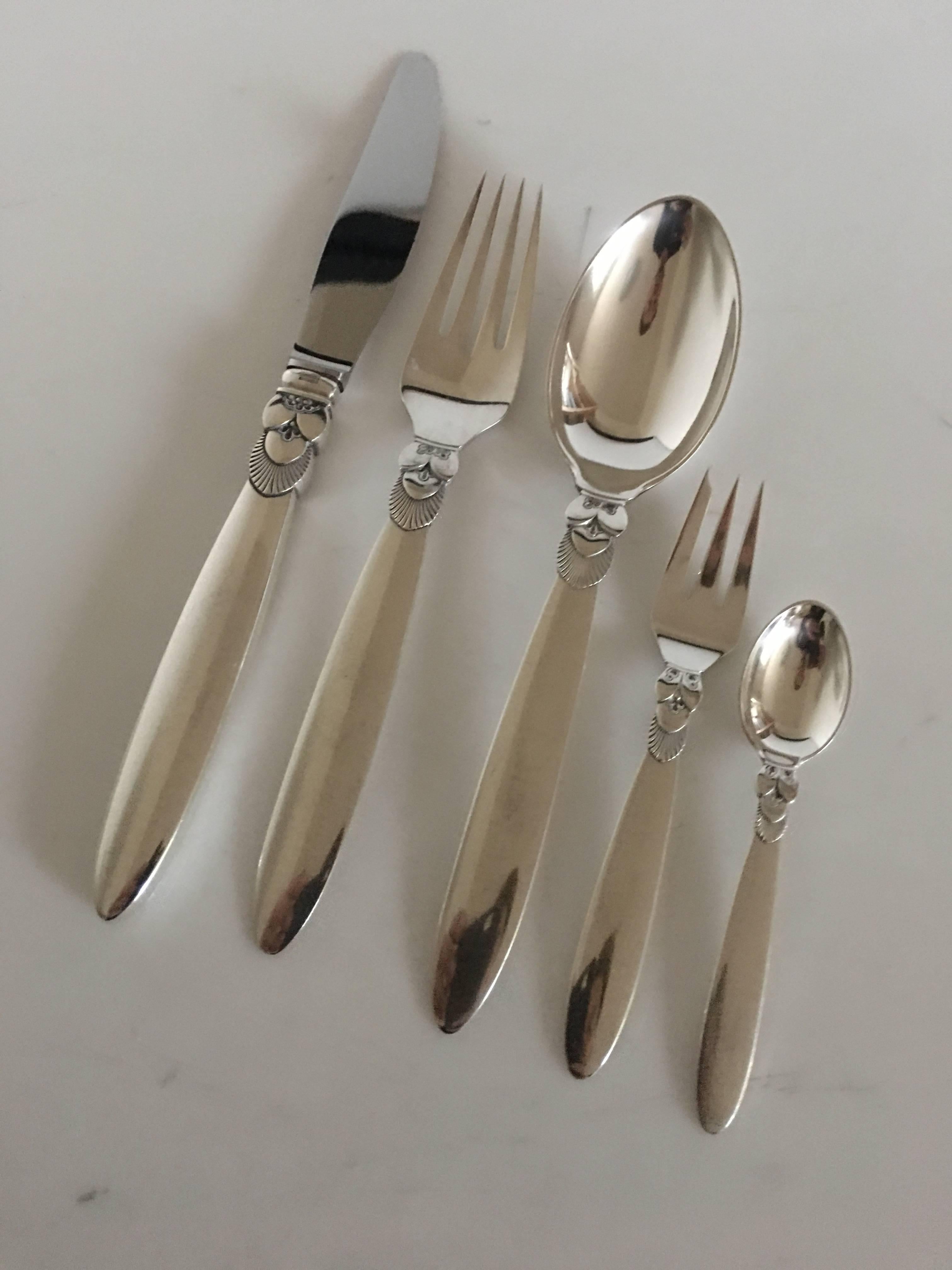 Georg Jensen sterling silver cactus flatware set for 12 people. 60 pieces. The set consists of the following items: 

12 dinner knives with long handle 23 cm L
12 dinner forks 18.5 cm L
12 dinner spoons 19 cm L
12 pastry forks 13 cm L
12