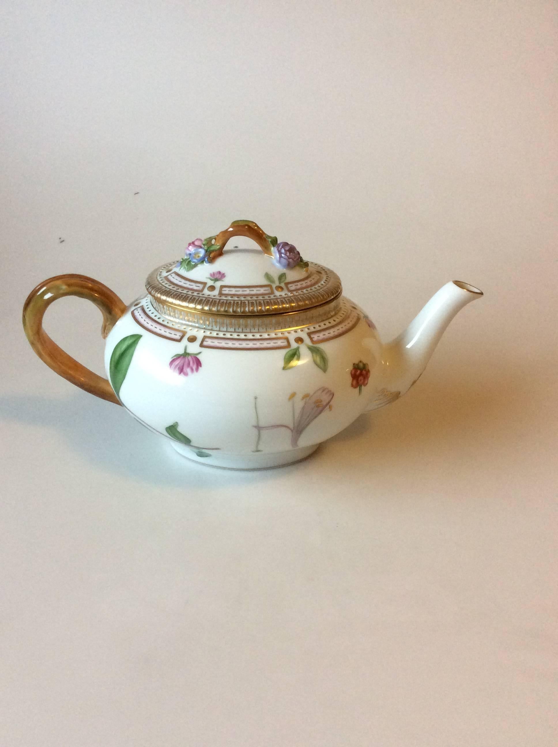 Royal Copenhagen Flora Danica tea pot with lid no. 3631 / 143.

Measures: 6 1/4