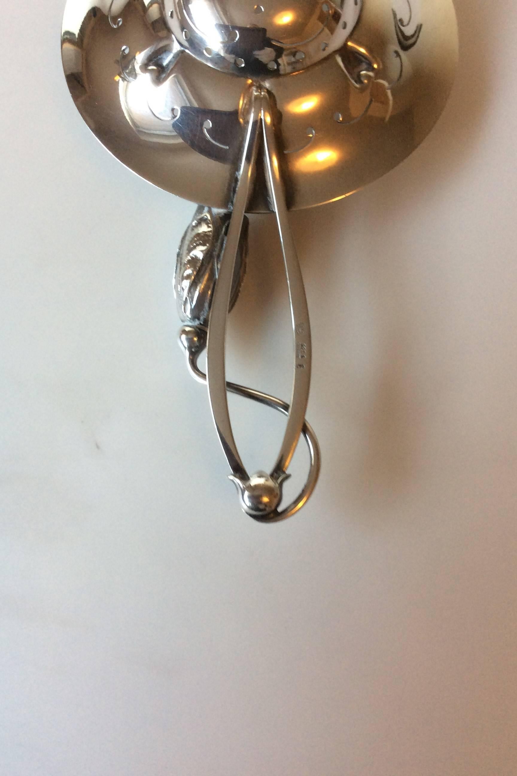 Georg Jensen blossom sterling silver tea strainer no 8. Measures 14 cm / 5 33/64 in. and is in perfect condition.