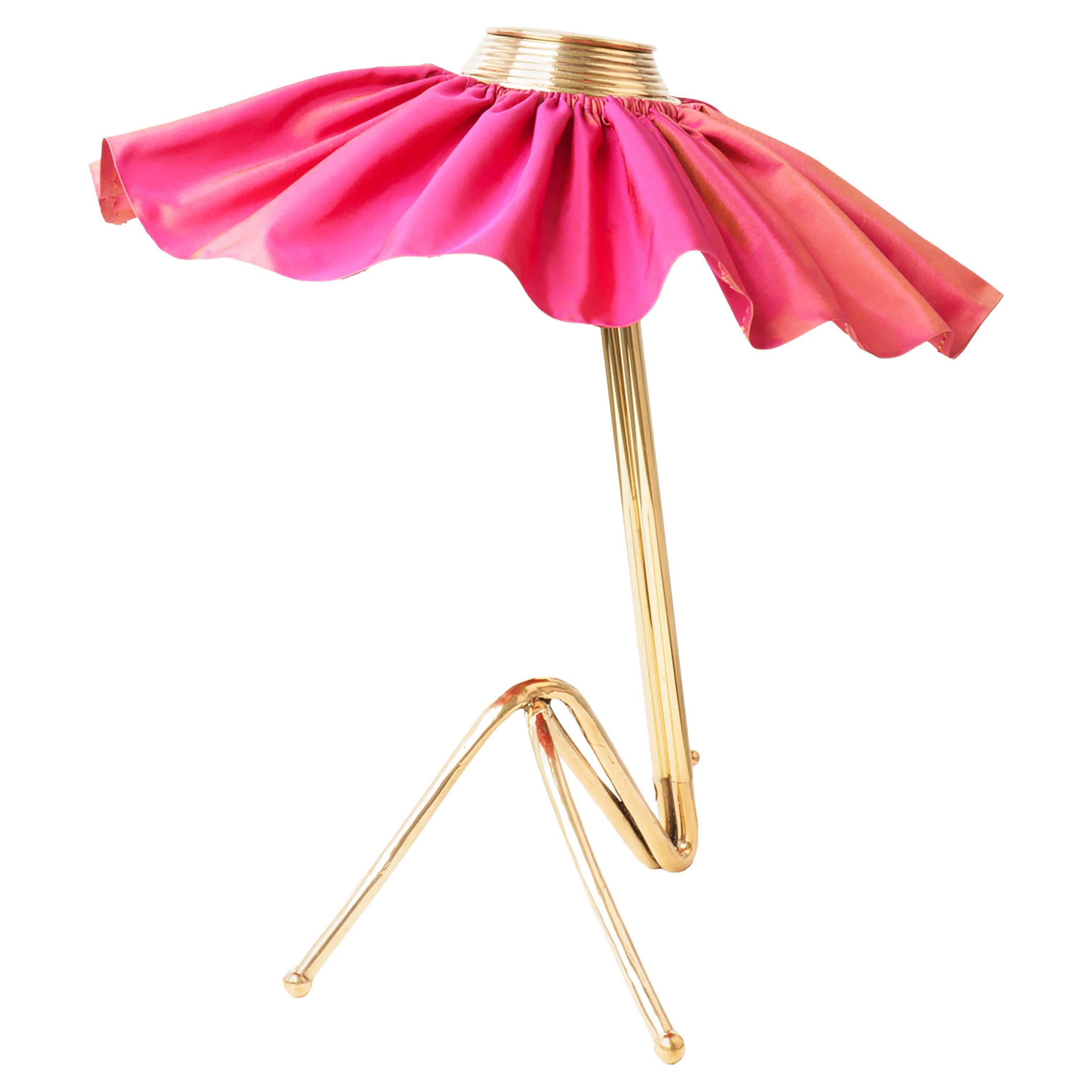 „Freevolle“-Skulptur-Tischlampe, Gehäuse aus gegossenem Messing, rosa Taftrock im Angebot