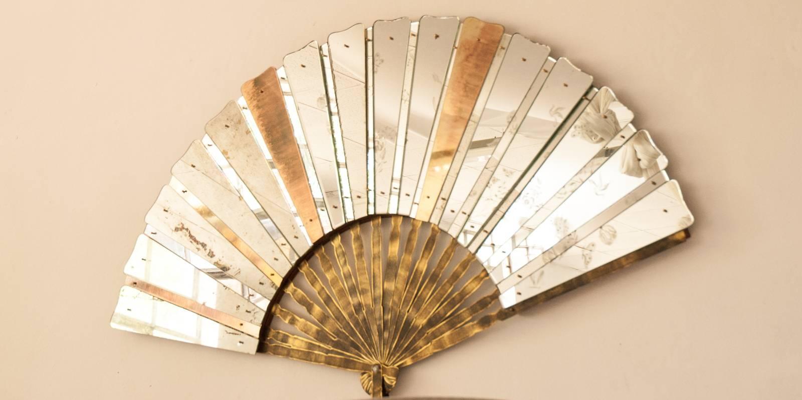 Fan mirror realized with silvered and old glass with reflections of flowers and butterflies slices of kimono silk knobs and handle made of bronzed brass. Measurements 190 x 105 x 6 cm. This one piece is now available.