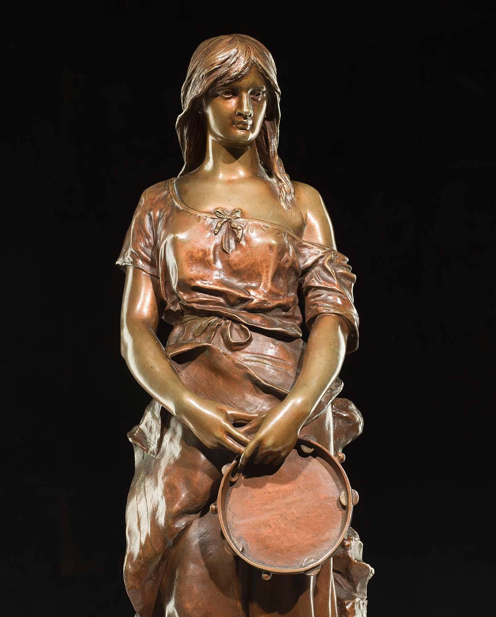 Eine Bronze aus dem 20. Jahrhundert, die ein schönes junges Zigeunermädchen mit Tamburin nach dem Modell von Claudius Marioton (1844-1919) darstellt. Auf der Rückseite sind der Name Marioton und die Nummer 126 eingraviert. Das Original wurde in