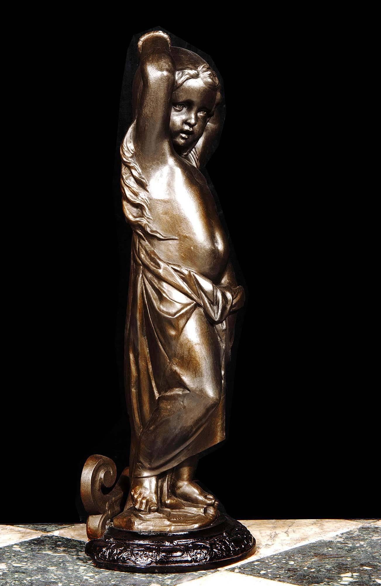 Une très jolie figurine de style baroque en bronze patiné représentant une petite fille qui rappelle l'illustration d'Emile Bayard de l'enfant Cosette dans 