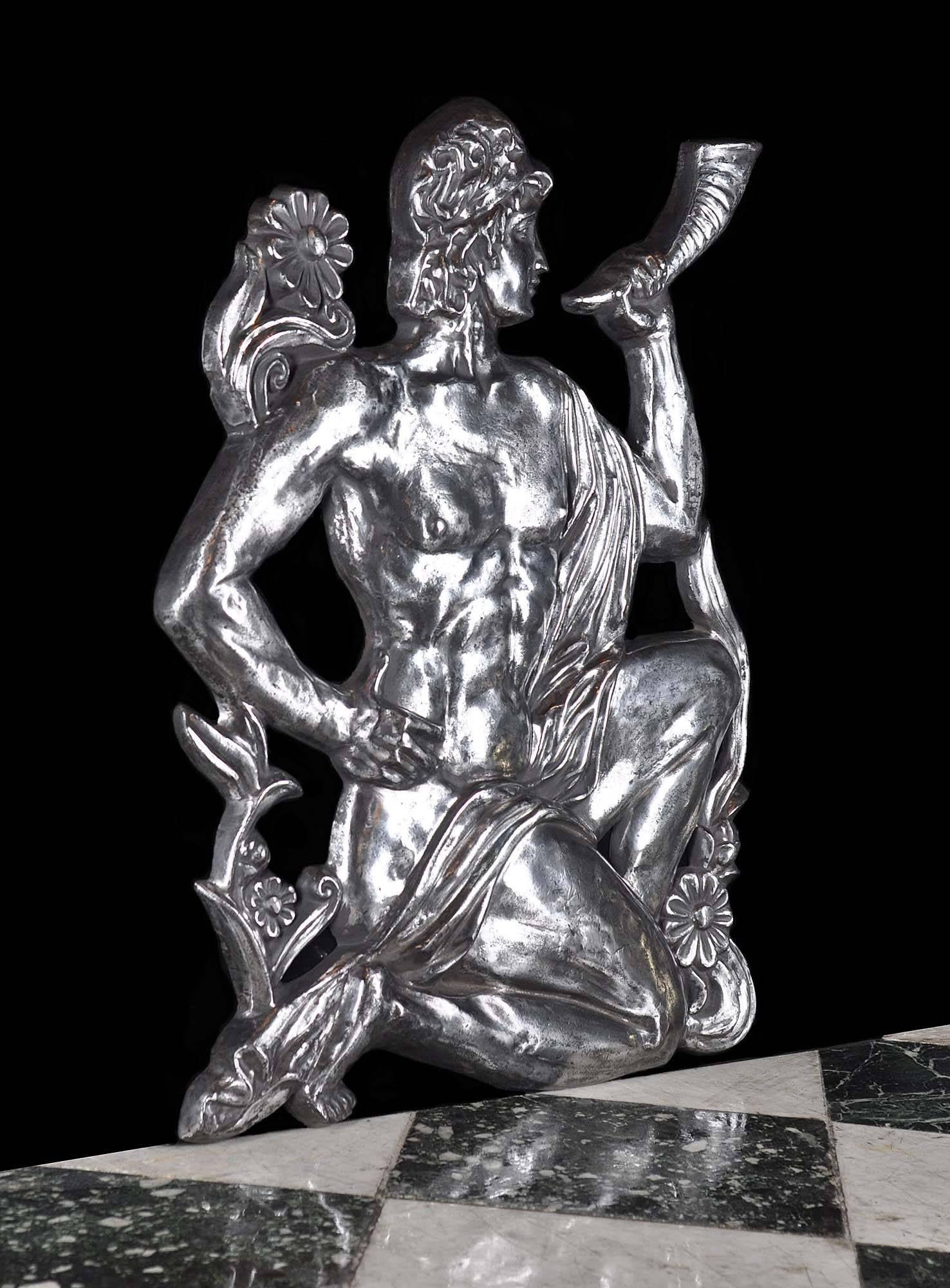 A large antique cast iron wall figure in the Greek Revival manner of a young kneeling Greek Warrior or Herald holding a horn,
English, late 19th century.

 (Prices + vat in EU zone).
 