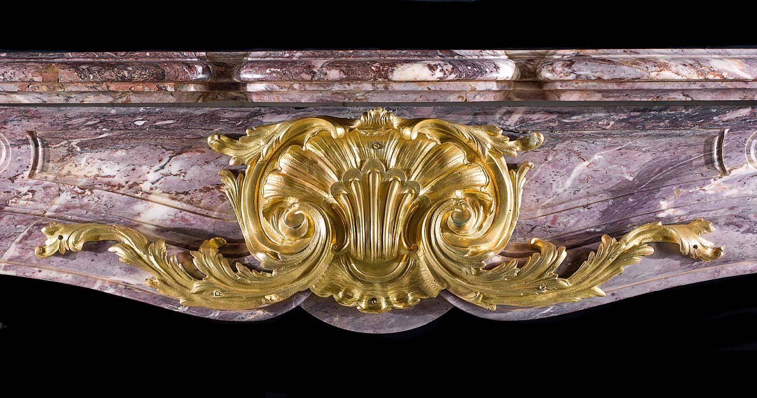 Antiker Rokoko-Kamin im Louis XV.-Stil aus Fleur de Pecher-Marmor im Zustand „Gut“ im Angebot in London, GB