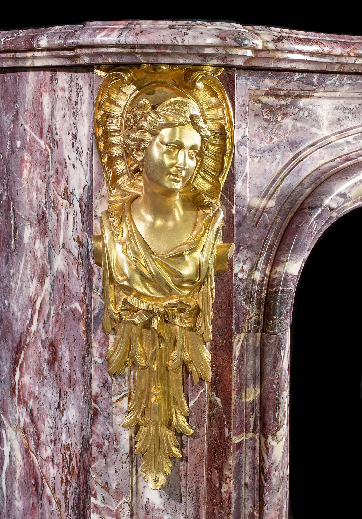 Antiker Rokoko-Kamin im Louis XV.-Stil aus Fleur de Pecher-Marmor (Französisch) im Angebot