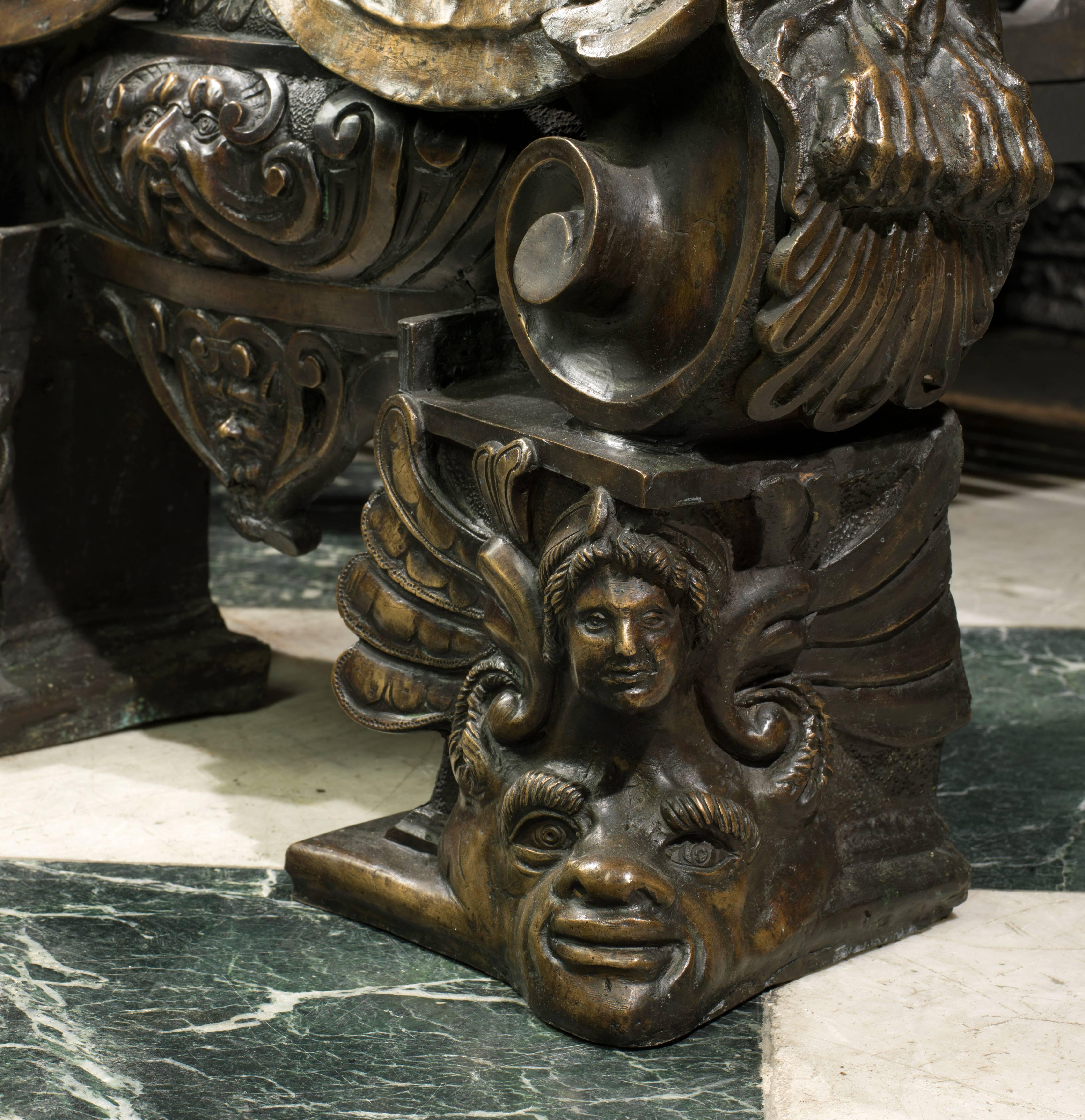 Monumentales Paar Feuerböcke aus patinierter Bronze im Baronial-Barockstil (20. Jahrhundert) im Angebot