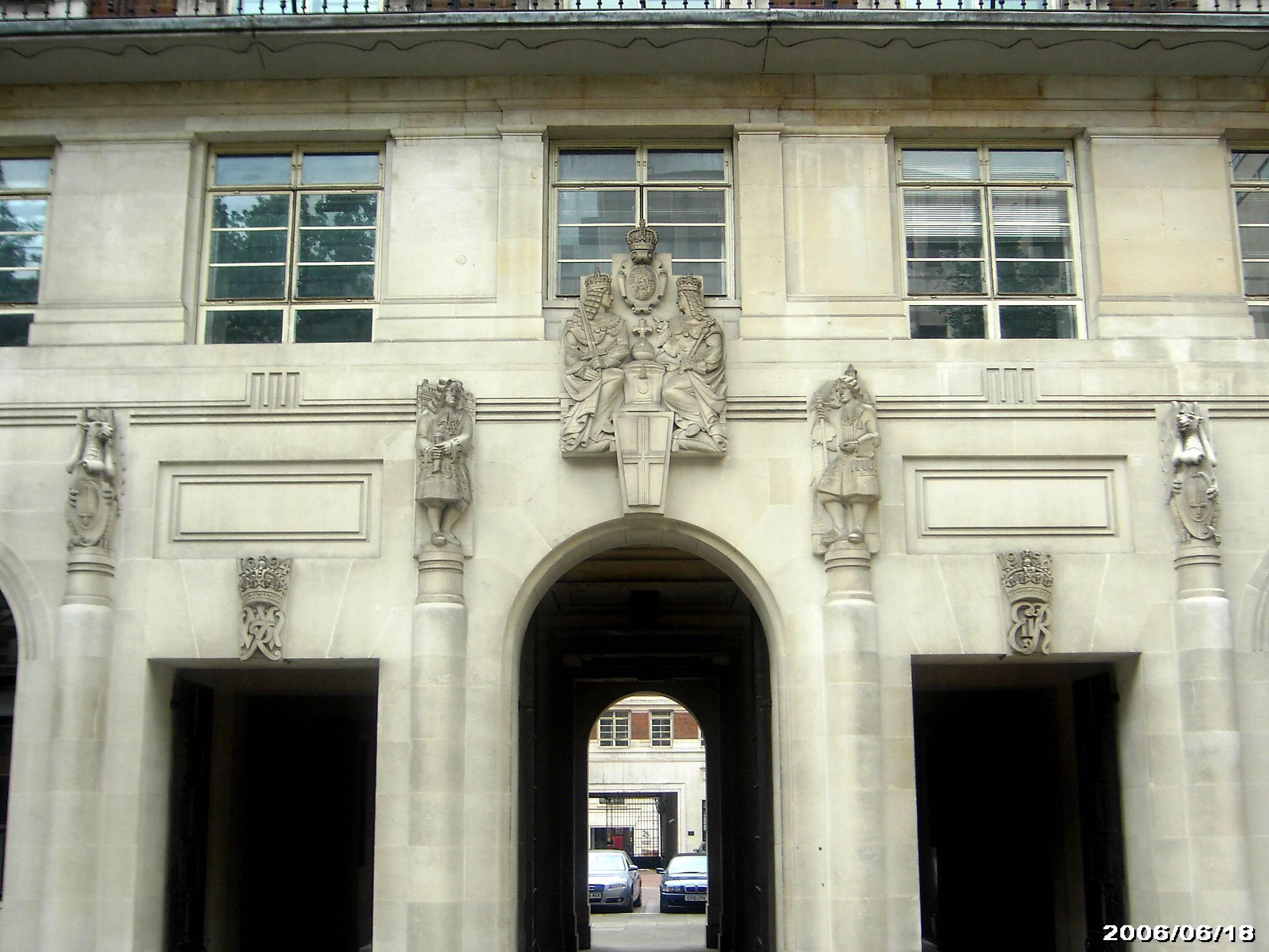 Baroque Sculpture en pierre de Portland de Esmond Burton provenant de la Banque d'Angleterre Annexe en vente