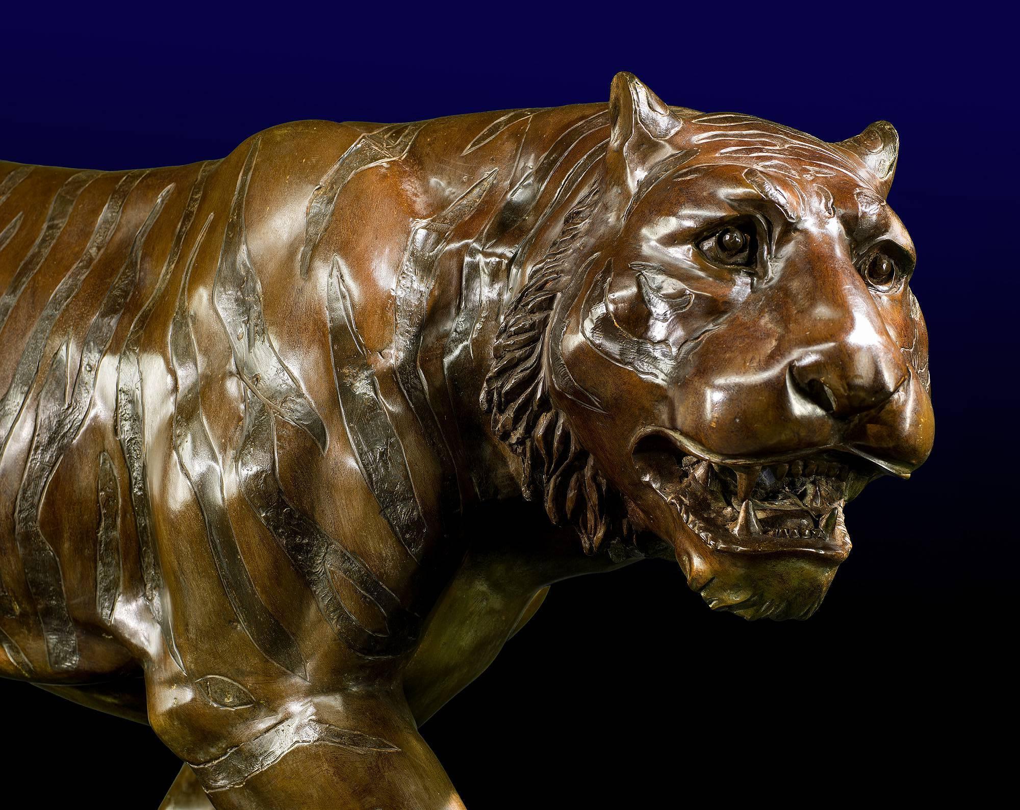 A grand and finely modelled life size bronze figure of a prowling tiger.
Powerful and Regal.

Probably 20th century Japanese. 

(Price + vat in EU zone).
 