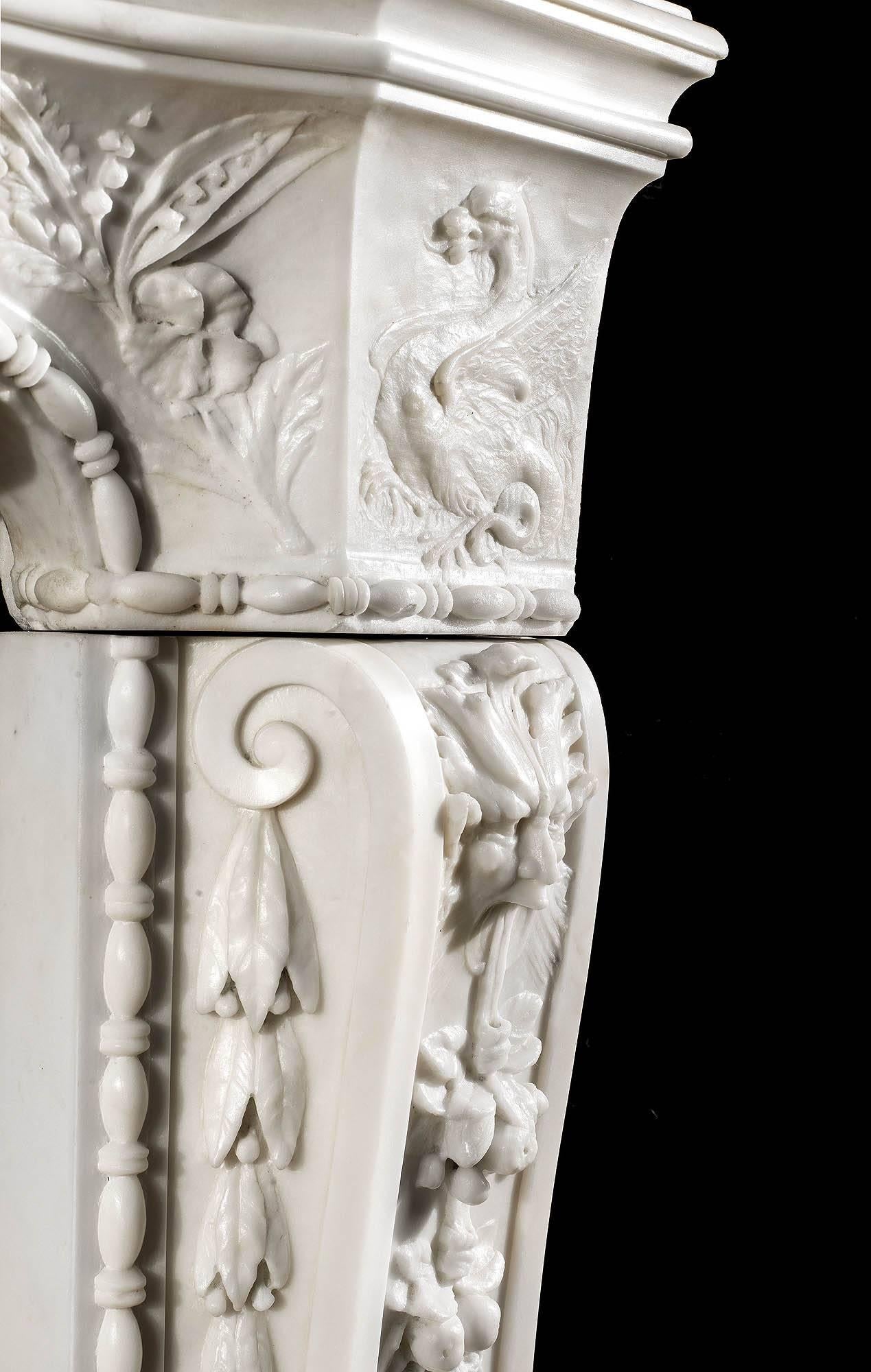 Seltener italienischer Barockkamin aus fein geschnitztem Bildhauermarmor aus dem 18. Jahrhundert (Geschnitzt) im Angebot