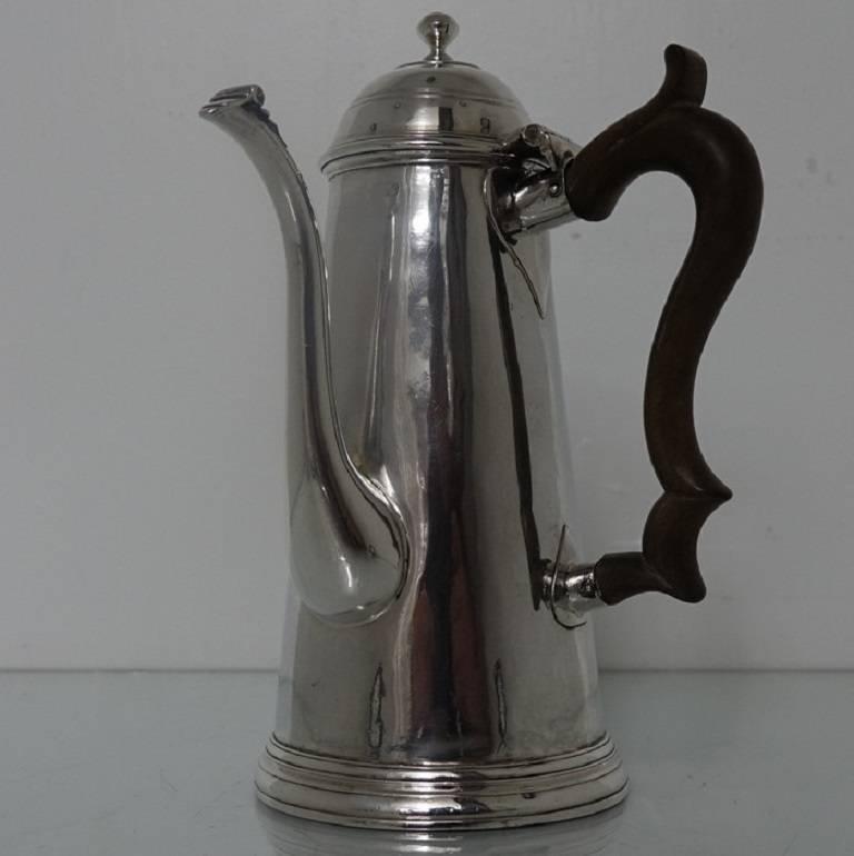 Antique Britannia Silver Queen Anne Side Handled Coffee Pot Francis Garthorne In Excellent Condition For Sale In 53-64 Chancery Lane, London
