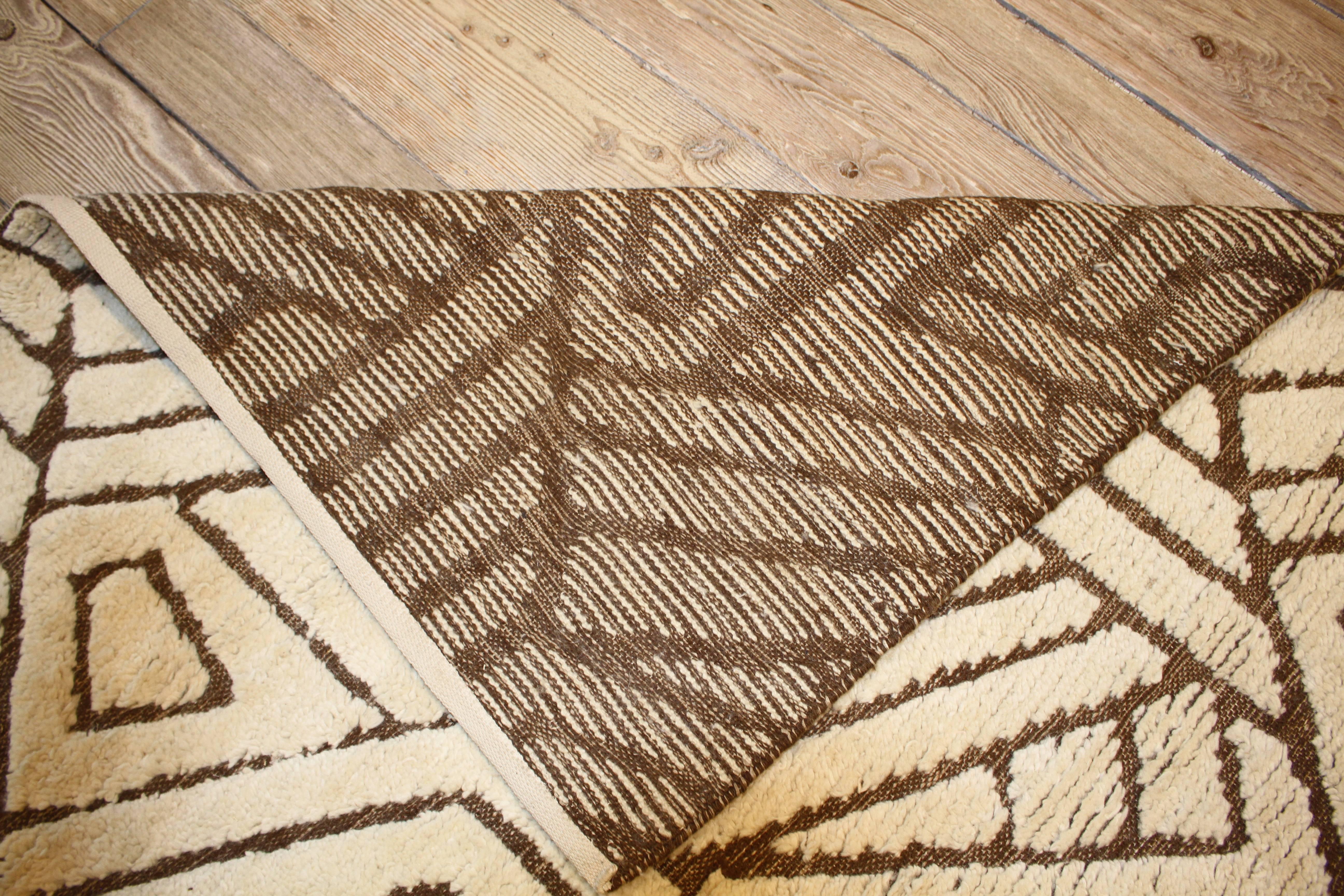 Moroccan Style Rug with Geometric Pattern In Excellent Condition For Sale In Los Angeles, CA