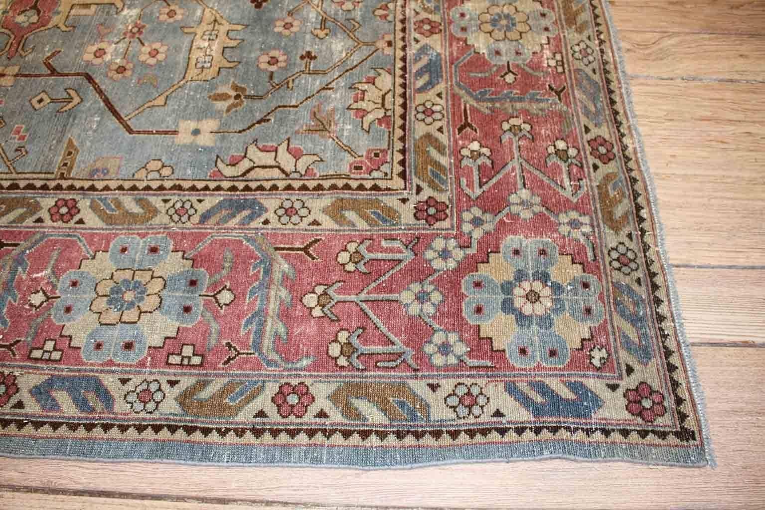 This gorgeous Lilihan rug features a traditional floral motif alongside geometric patterns. Measures 10' X 12'5