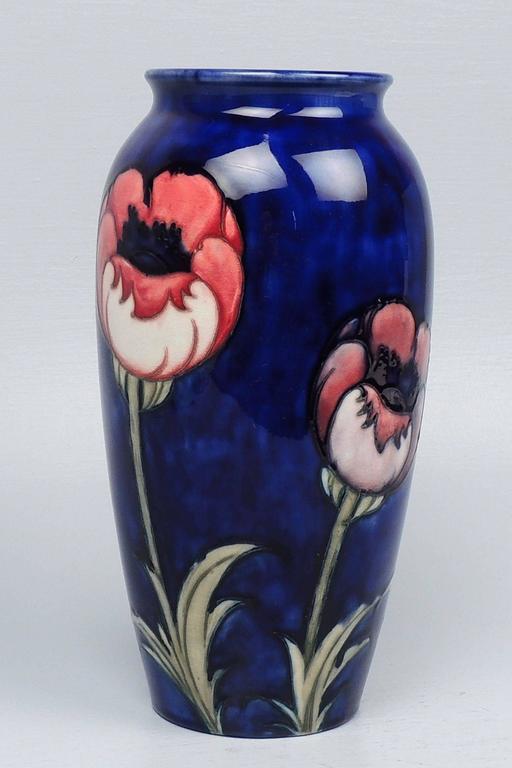 A large Moorcroft Pottery big poppy vase. 

Walter Moorcroft era.

The base bears impressed marks and a blue glaze script Walter Moorcroft signature. 

Height: circa 10 in.

Items purchased from David Sterner antiques must delight you.