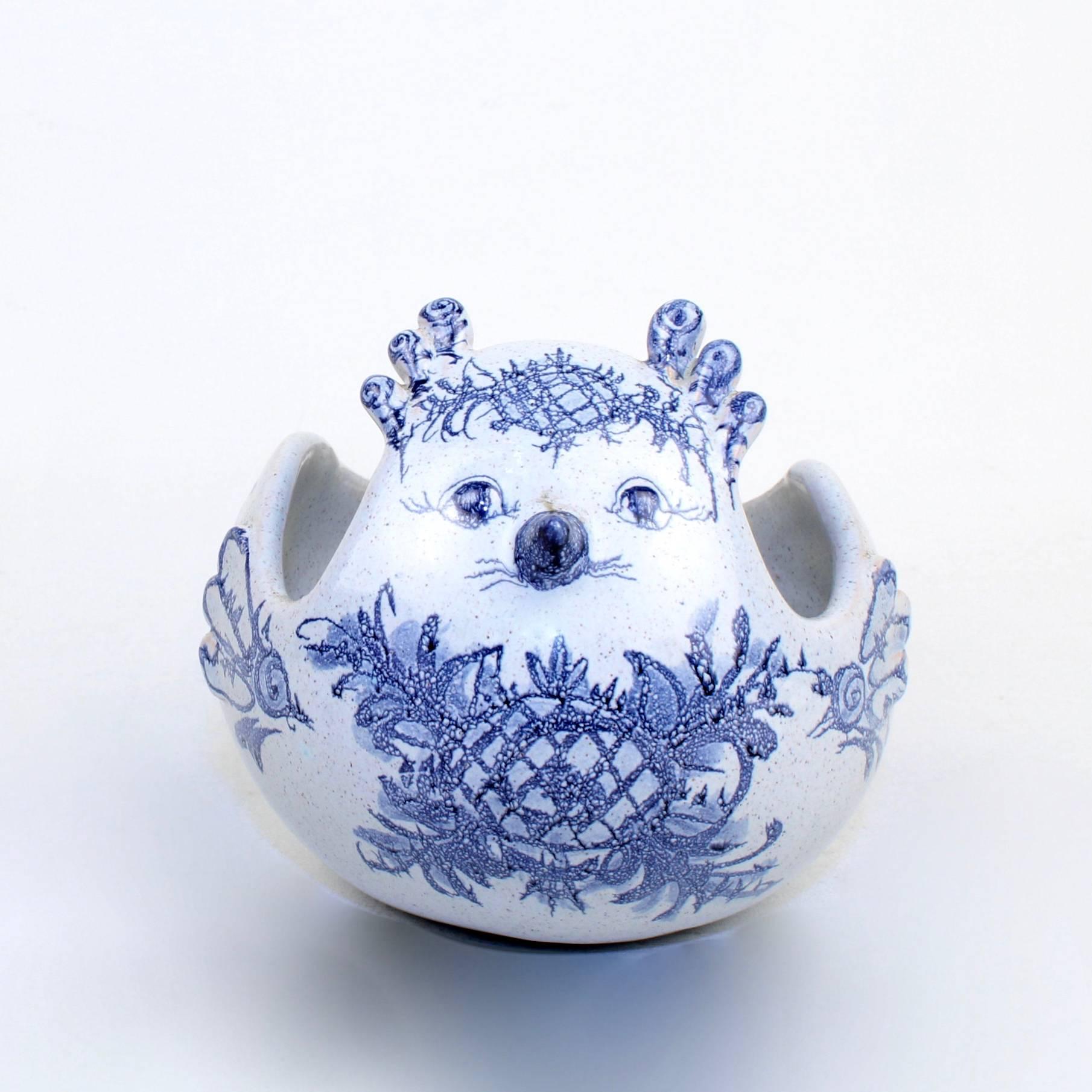 Un joli bol ou petite soupière en poterie d'atelier à décor bleu par Bjorn Wiinblad, ainsi que la cuillère correspondante. 

Signé et daté 1960 à la base.

Hauteur : environ 4 3/4 in.
Longueur de la cuillère : environ 8 in.

Les articles