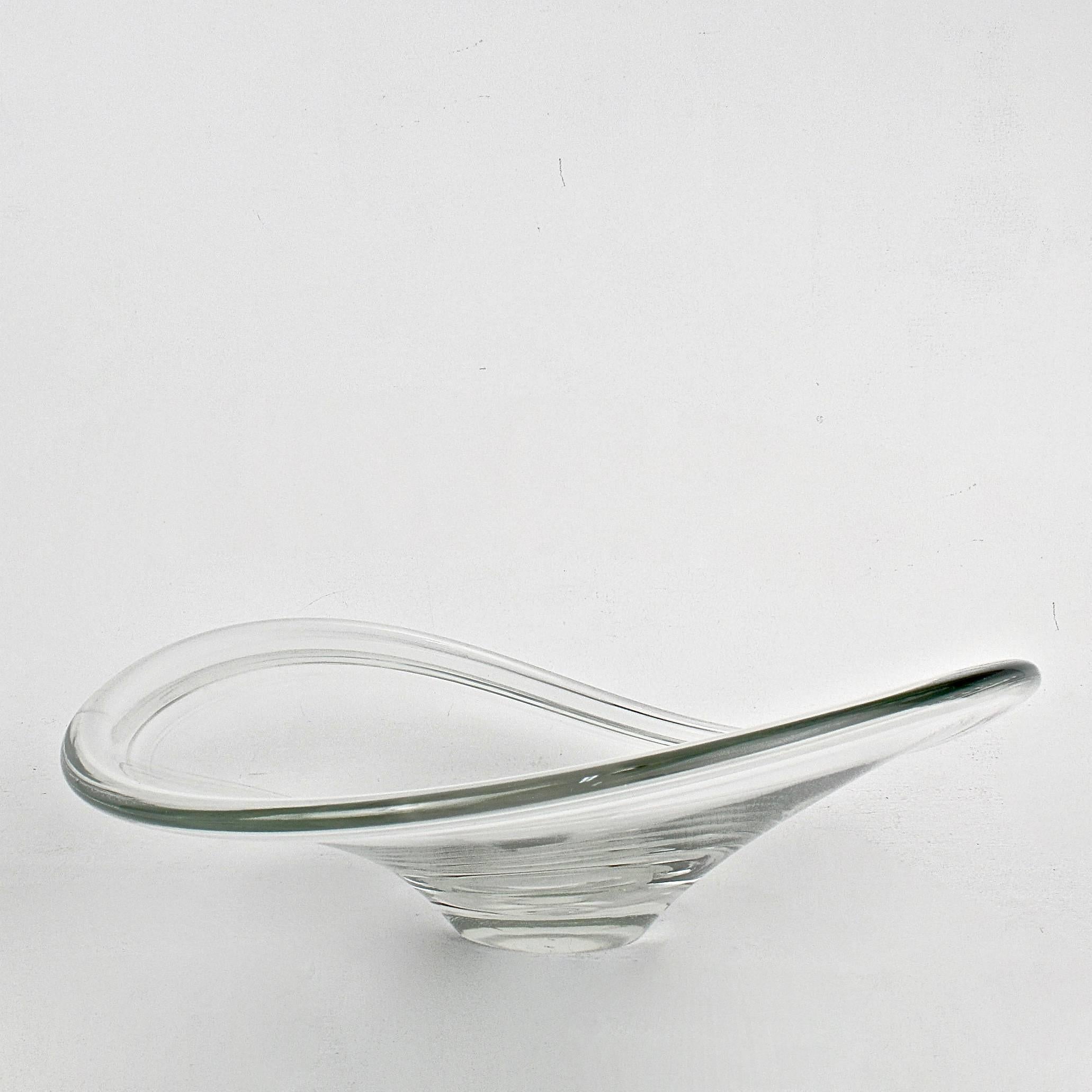 
An iconic Danish modern piece designed by Per Lutken for Holmegaard. 

A Selandia centerpiece bowl with a very slight grey tint in the glass. 

The bowl is marked on the base 19 PL 60 and Holmegaard.

Width: circa 15 1/2 in.

Items