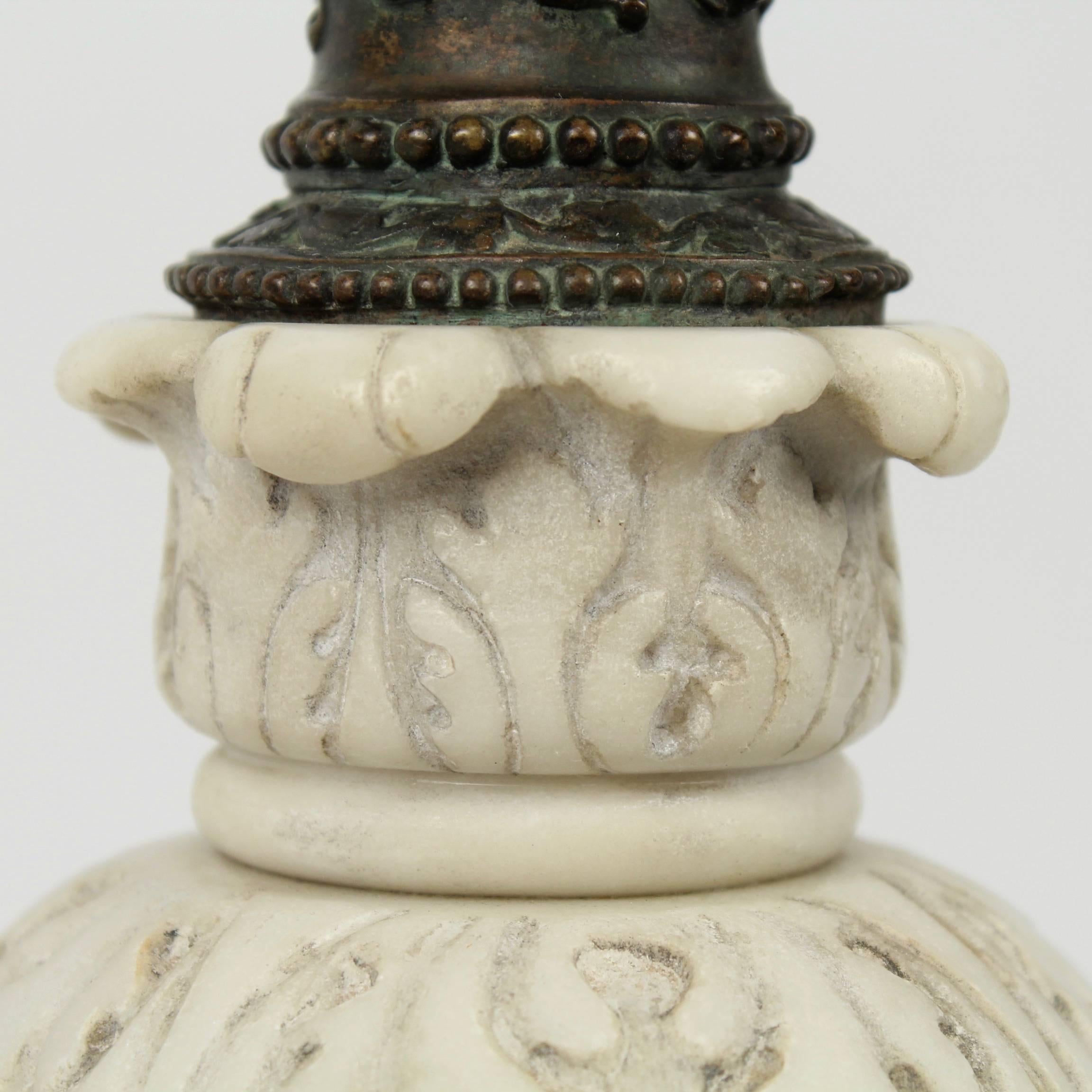 Néo-Renaissance Ancienne lampe de bureau en bronze et marbre de E. F. Caldwell avec pieds en forme de masque grec figuratif en vente