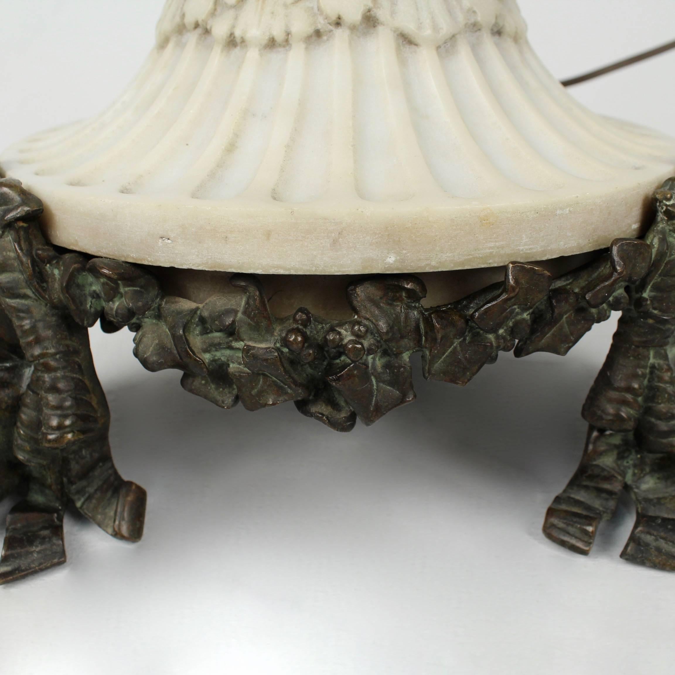 Bronze Ancienne lampe de bureau en bronze et marbre de E. F. Caldwell avec pieds en forme de masque grec figuratif en vente