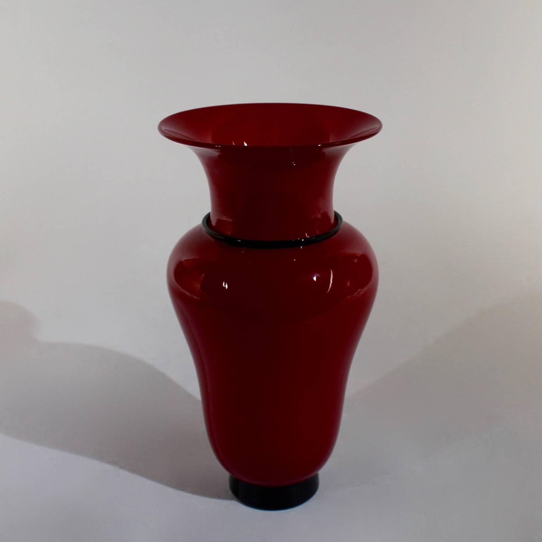 Modell 332, rote und schwarze Glasvase von Tomaso Buzzi für Venini, 1950er Jahre (Moderne der Mitte des Jahrhunderts) im Angebot